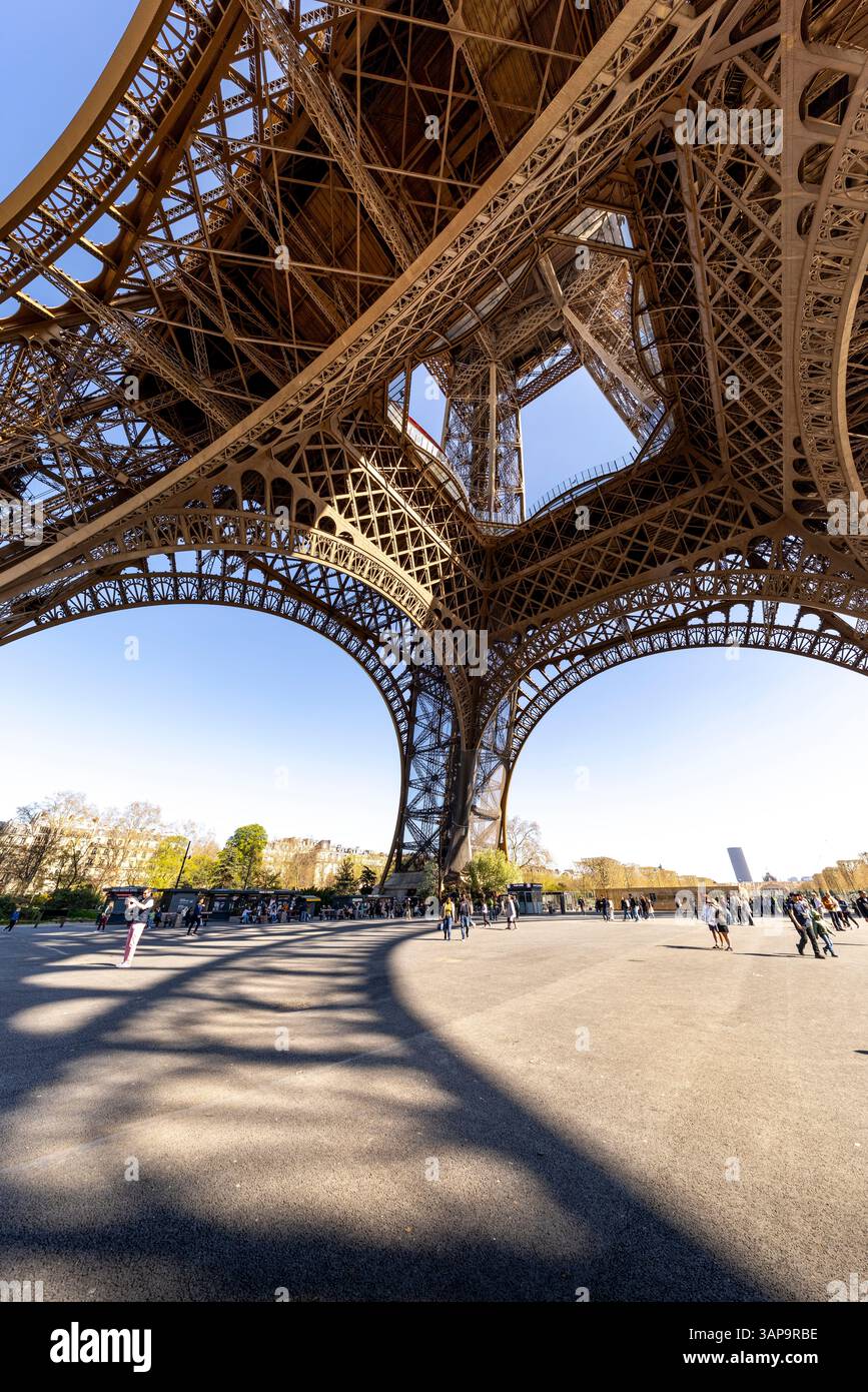 Parigi, Francia - 31 marzo 2025: Vista dal basso della Torre Eiffel, un capolavoro architettonico Foto Stock