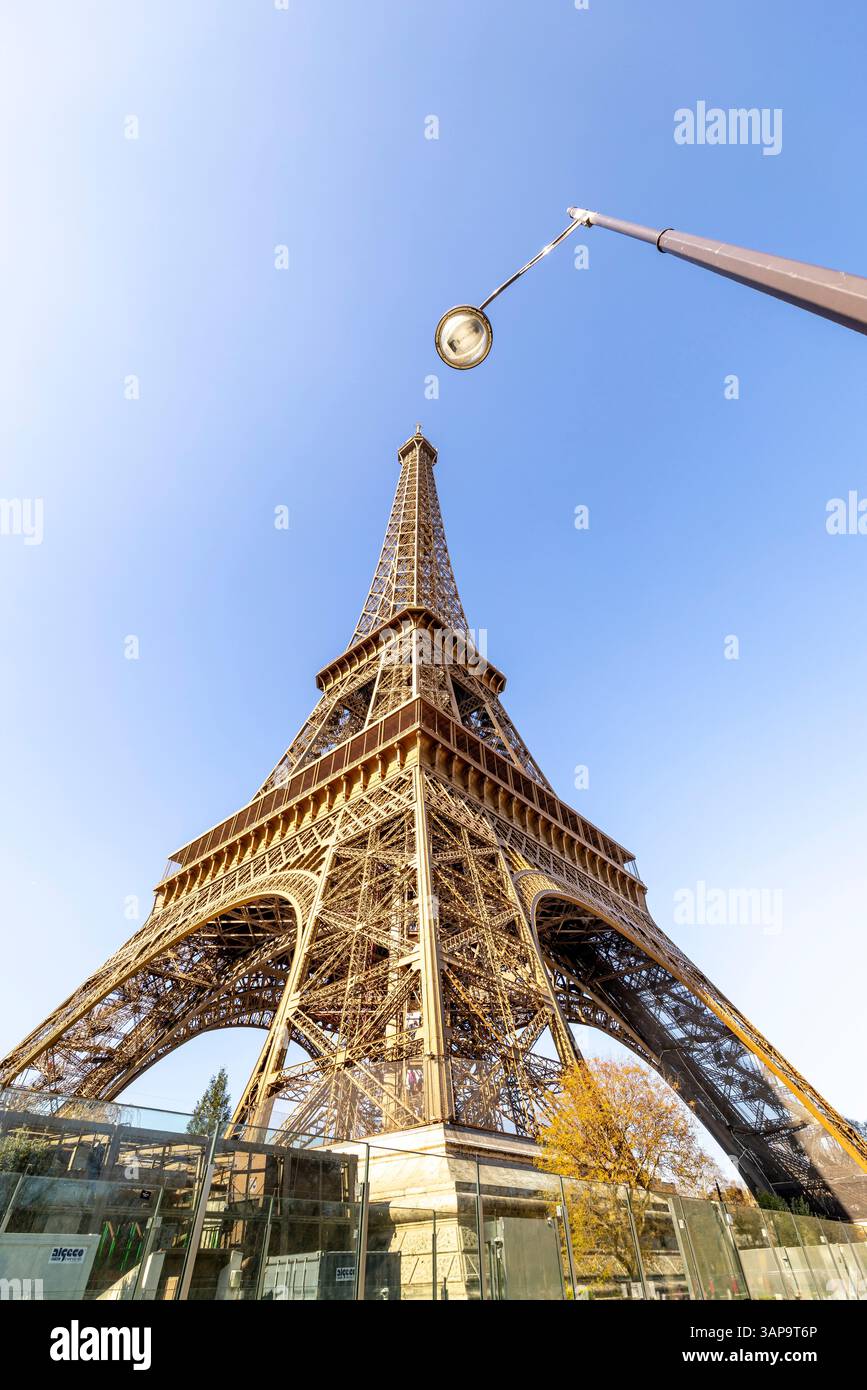 Parigi, Francia - 31 marzo 2025: Vista dal basso della Torre Eiffel, un capolavoro architettonico Foto Stock