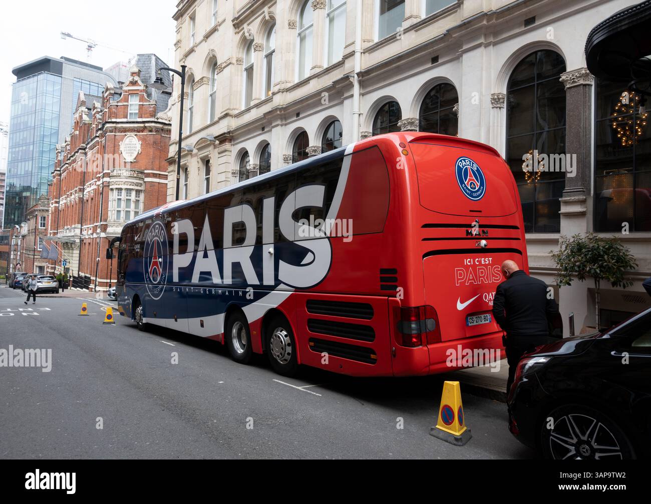 Paris Saint Germain, allenatore della squadra fuori dal Grand Hotel, Birmingham, Regno Unito Foto Stock