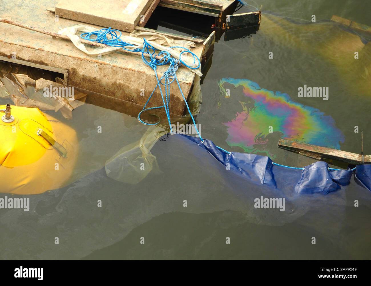 Inquinamento da gasolio o petrolio sul fiume Avon, Bath crea un modello arcobaleno man mano che la barca sommersa viene rigalleggiata. Inquinamento fluviale. Salvataggio marino. Foto Stock