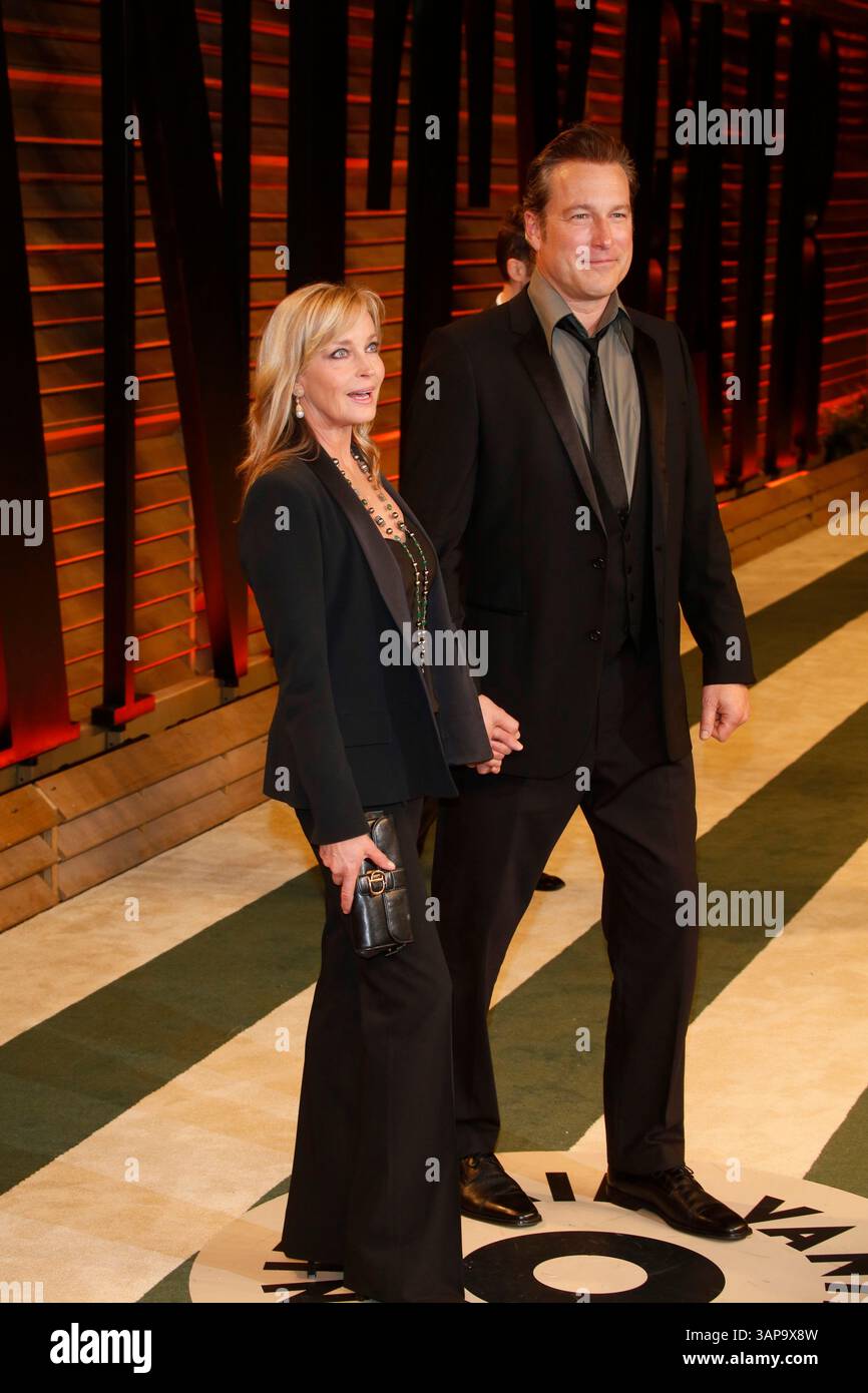 Bo Derek e John Corbett arrivano al Vanity Fair Oscar Party a West Hollywood, Los Angeles, USA, il 2 marzo 2014 Foto Stock