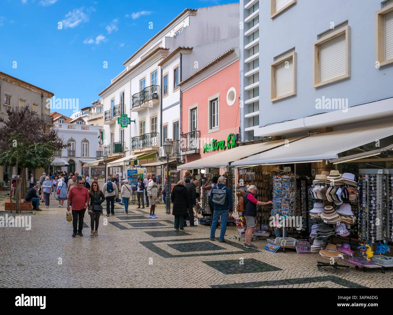 Lagos, Algarve, Portogallo - negozi nel centro storico di Lagos, zona pedonale. Foto Stock