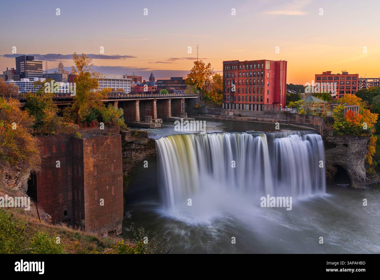 Rochester, New York, skyline del centro degli Stati Uniti e cascata dal tramonto alla notte. Foto Stock