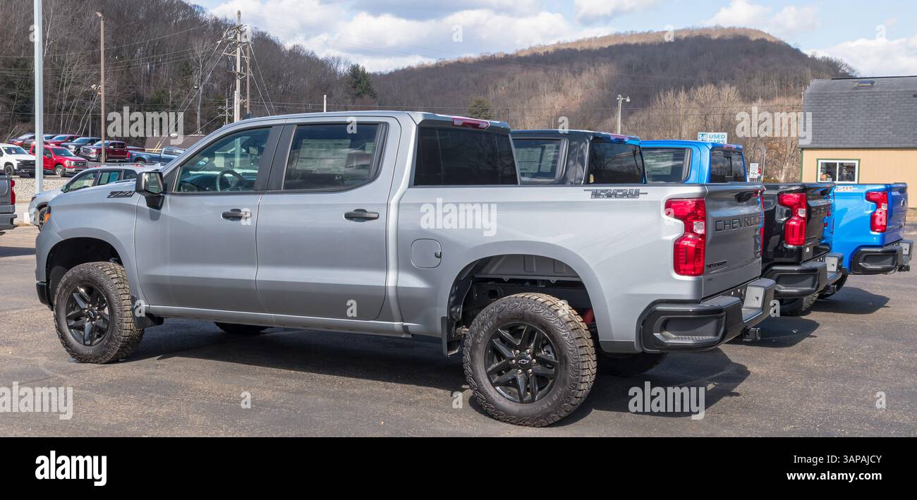Diversi pick-up sono in vendita presso una concessionaria di Franklin, Pennsylvania, Stati Uniti Foto Stock