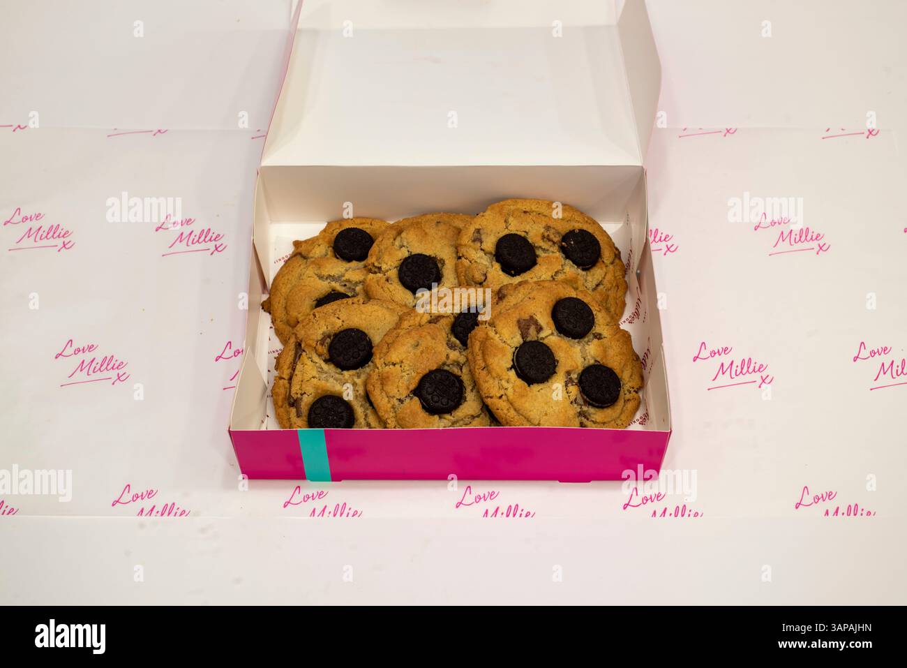Sheffield, Regno Unito – 9 settembre 2019: Oreo ha caricato biscotti conditi con Oreo Chocolate Biscuits di Millie's Cookies Foto Stock
