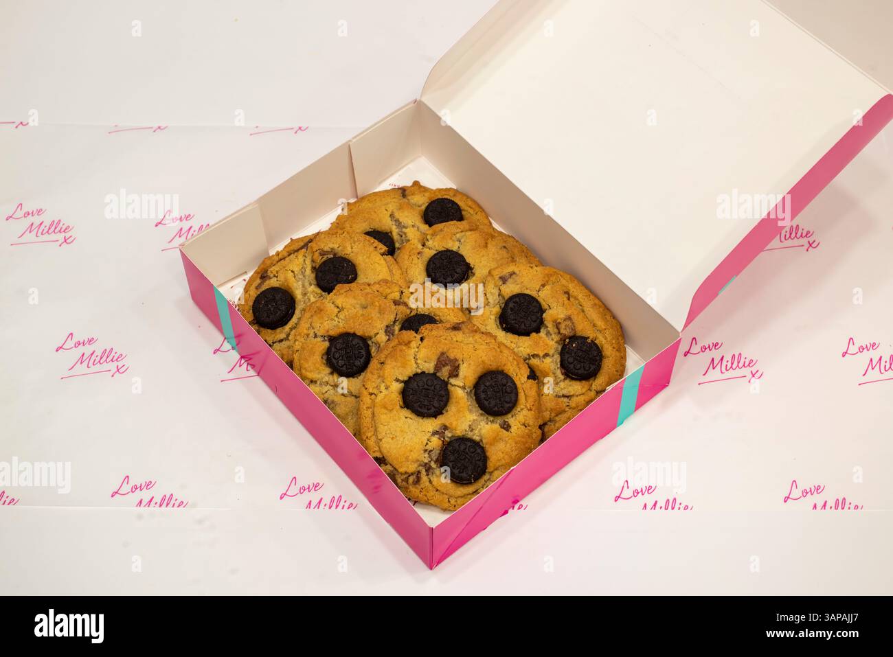 Sheffield, Regno Unito – 9 settembre 2019: Oreo ha caricato biscotti conditi con Oreo Chocolate Biscuits di Millie's Cookies Foto Stock