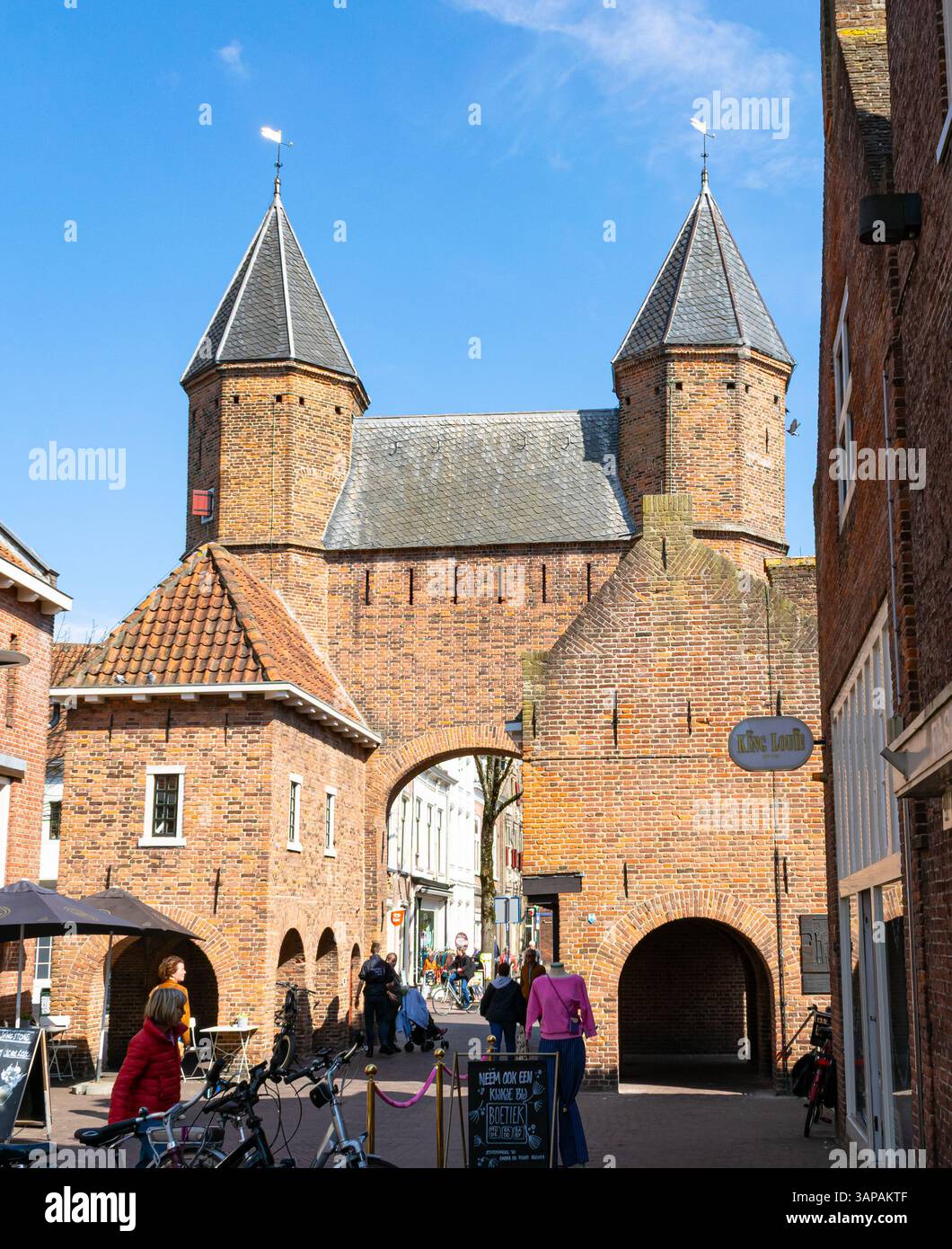 Koppelpoort, una porta medievale nella città olandese di Amersfoort, Paesi Bassi Foto Stock