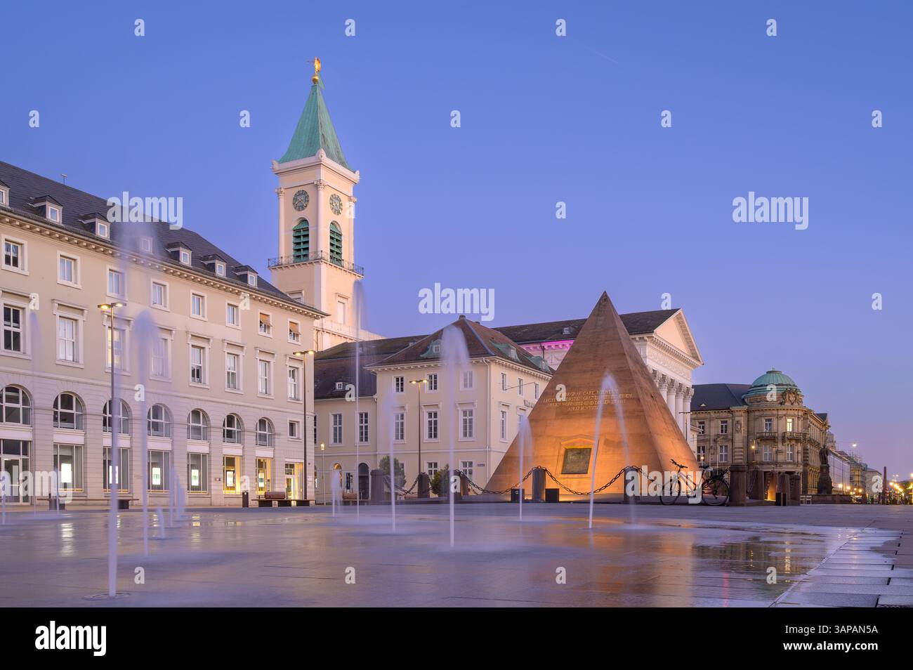 architettura, atmosfera, bellezza, calma, città, cityscape, design, sera, fontana, germania, storico, karlsruhe, punto di riferimento, tempo libero, marktplatz, pub Foto Stock