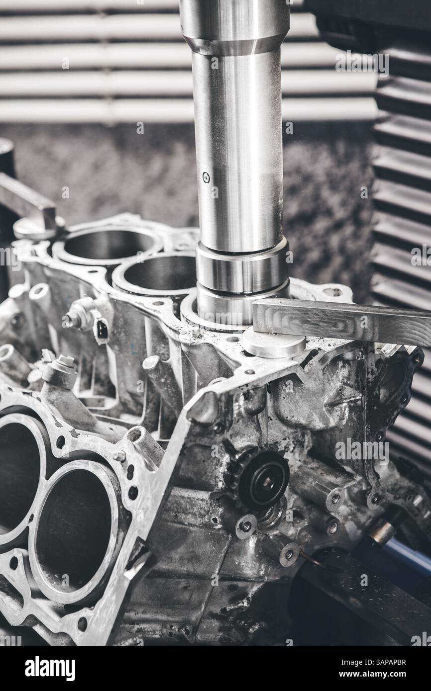 Alesaggio automatico dei cilindri del motore sulla macchina con controllo numerico computerizzato. Riparazione ed eliminazione del punteggio del motore. Foto Stock
