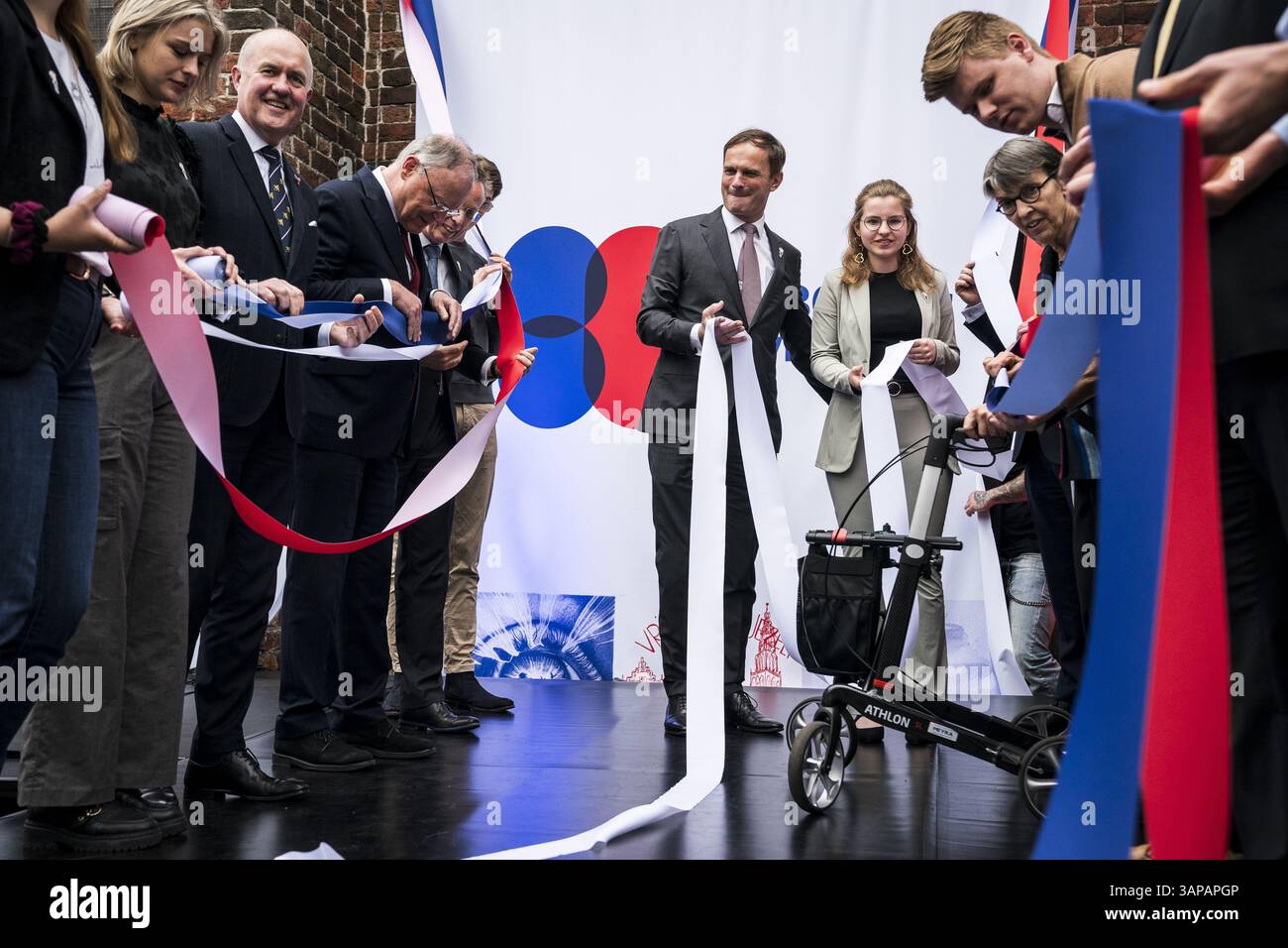 GRONINGEN - VLNR Stephan Weil,?, Wim van der Donk e RenÃ© PaaS durante il momento ufficiale del calcio d'inizio all'Akerk. Le province di Groninga, Frisia, Drenthe e Overijssel, insieme al Comitato Nazionale del 4 e 5 maggio, stanno segnando 80 anni di libertà. ANP SIESE VEENSTRA netherlands Out - belgium Out Foto Stock