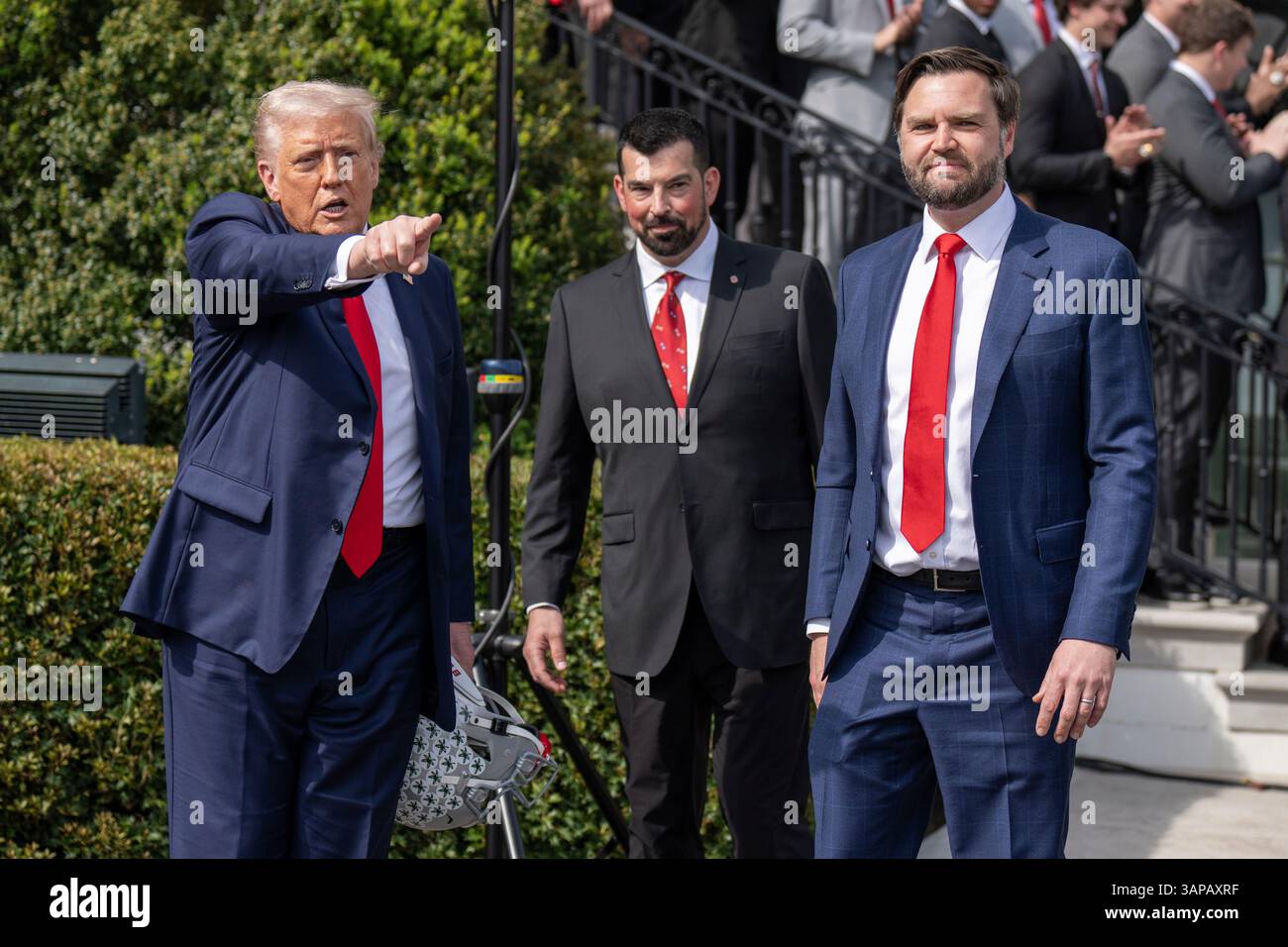 WASHINGTON DC, USA - 14 aprile 2025 - il presidente degli Stati Uniti Donald J Trump e il vicepresidente JD Vance in occasione di un evento che celebra la 2025 College Football Nationa Foto Stock