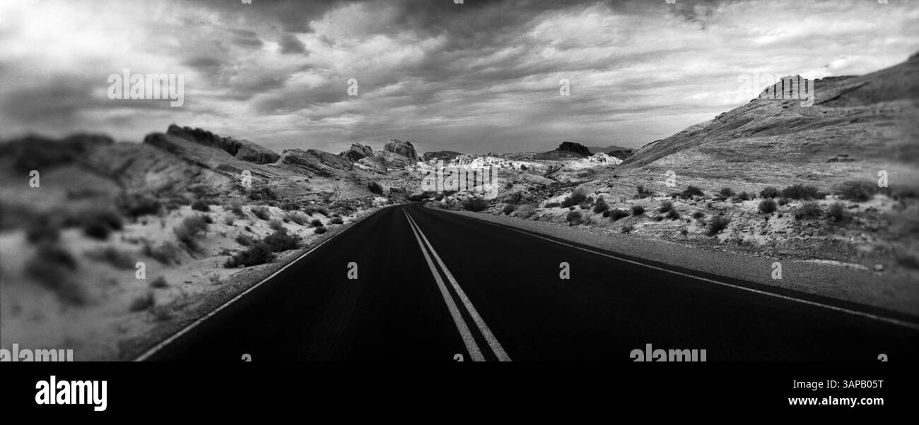 Vista panoramica della strada vuota che attraversa il Valley of Fire State Park, Moapa Valley, Nevada, Stati Uniti Foto Stock