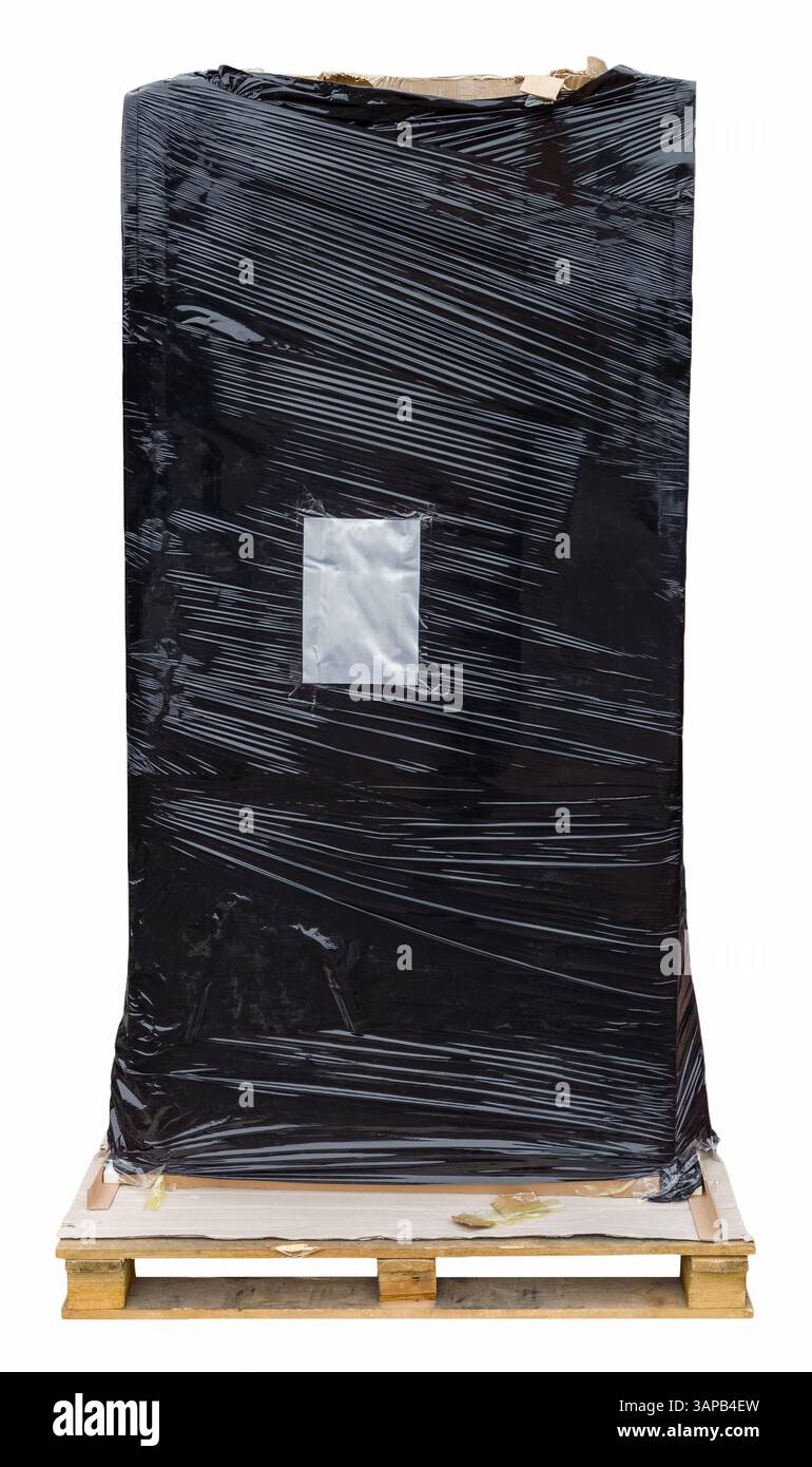 Confezione grande nera avvolta in lamina elastica nera di plastica su pallet in legno Foto Stock