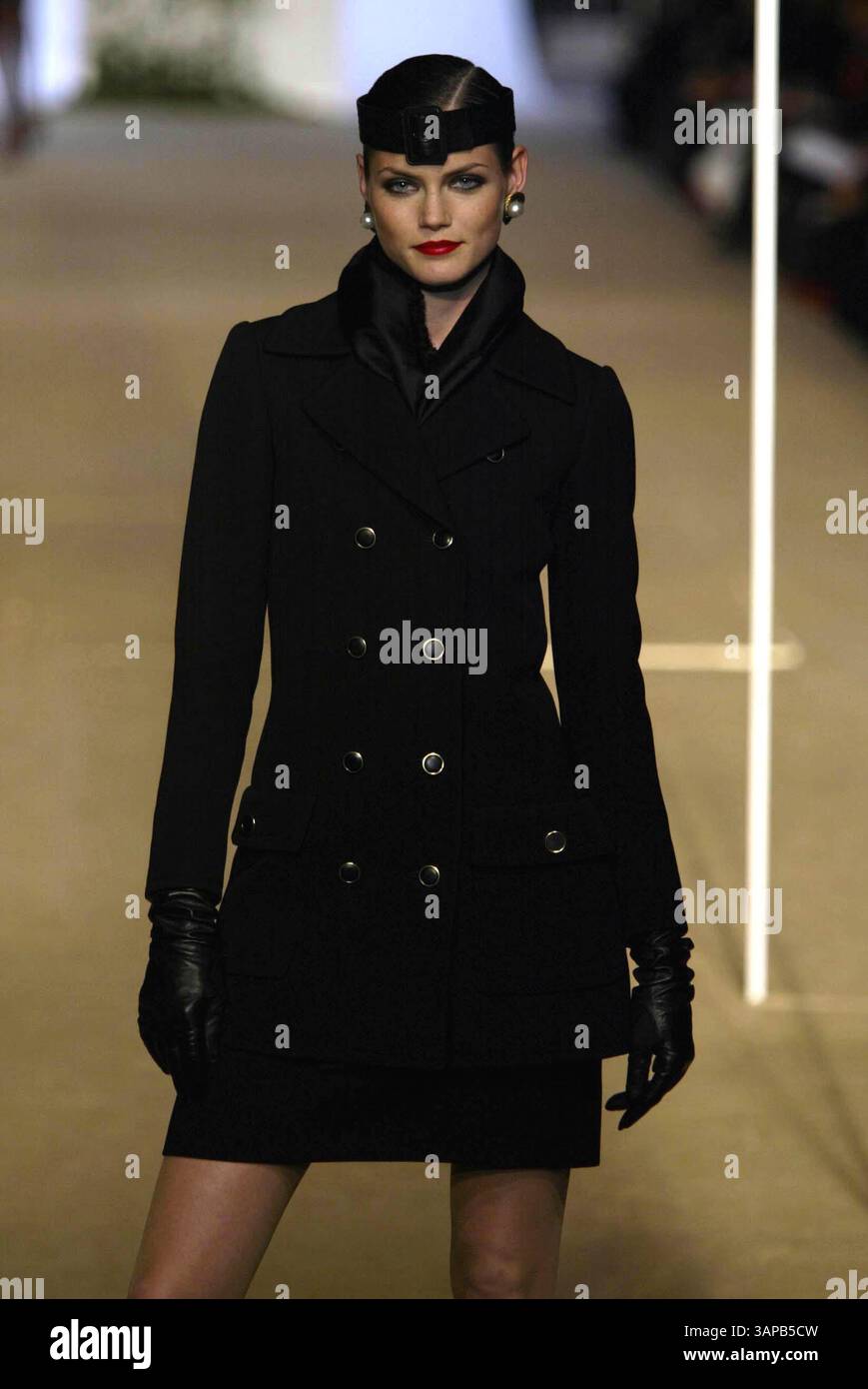 1 gennaio 2011 - © IMAPRESS. PH : YANNIS VLAMOS..ULTIMO ADIEU DA YVES SAINT LAURENT DOPO UNA CARRIERA DI MODA CHE DURA QUARANT'ANNI. LA SUA ULTIMA COLLEZIONE È STATA PRESENTATA AL CENTRO POMPIDOU (BEAUBOURG) IL 22 GENNAIO 2002..CREDIT: IMAPRESS/(CREDIT IMAGE: © GLOBE PHOTOS/ZUMAPRESS.COM) Foto Stock