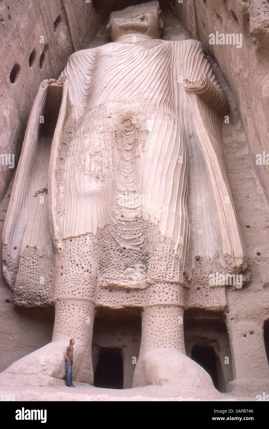 10 agosto 1977 - Bamiyan, Afghanistan - buddha più piccolo. Il sito delle antiche statue di Buddha di Bamiyan alla periferia di Bamiyan, Afghanistan. Le grotte nella roccia servivano da scatole per i monaci. Bamyan fu un'abbazia buddista dal II al VII secolo. Questi esempi unici di architettura sono stati distrutti nel marzo 2001 dai talebani fondamentalisti che governavano l'Afghanistan in quel momento. (Immagine di credito: © ZUMA Archive/ZUMAPRESS.com) Foto Stock