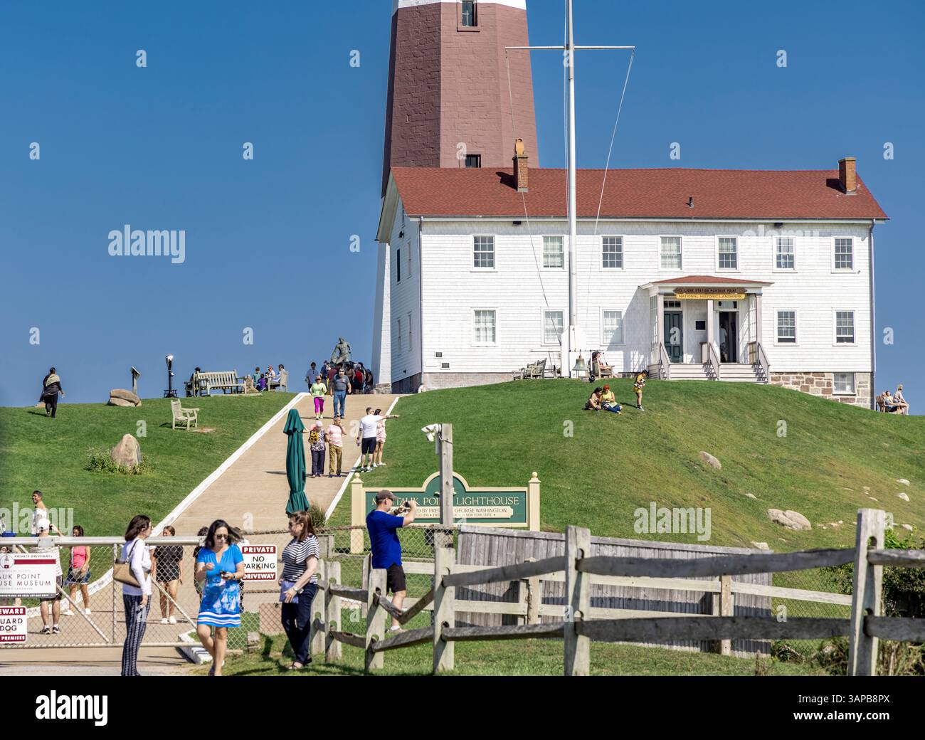 faro di montauk in una giornata estiva con gente che esplora i giardini Foto Stock