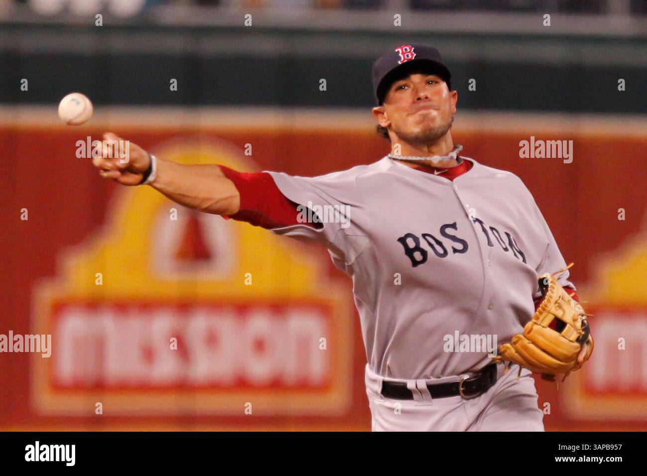 18 agosto 2011: Mike Aviles #3 di Boston in azione durante la partita MLB tra i Boston Red SOX e i Kansas City Royals al Kauffman Stadium di Kansas City MO (Credit Image: © Kyle Rivas/Cal Sport Media/ZUMAPRESS.com) Foto Stock