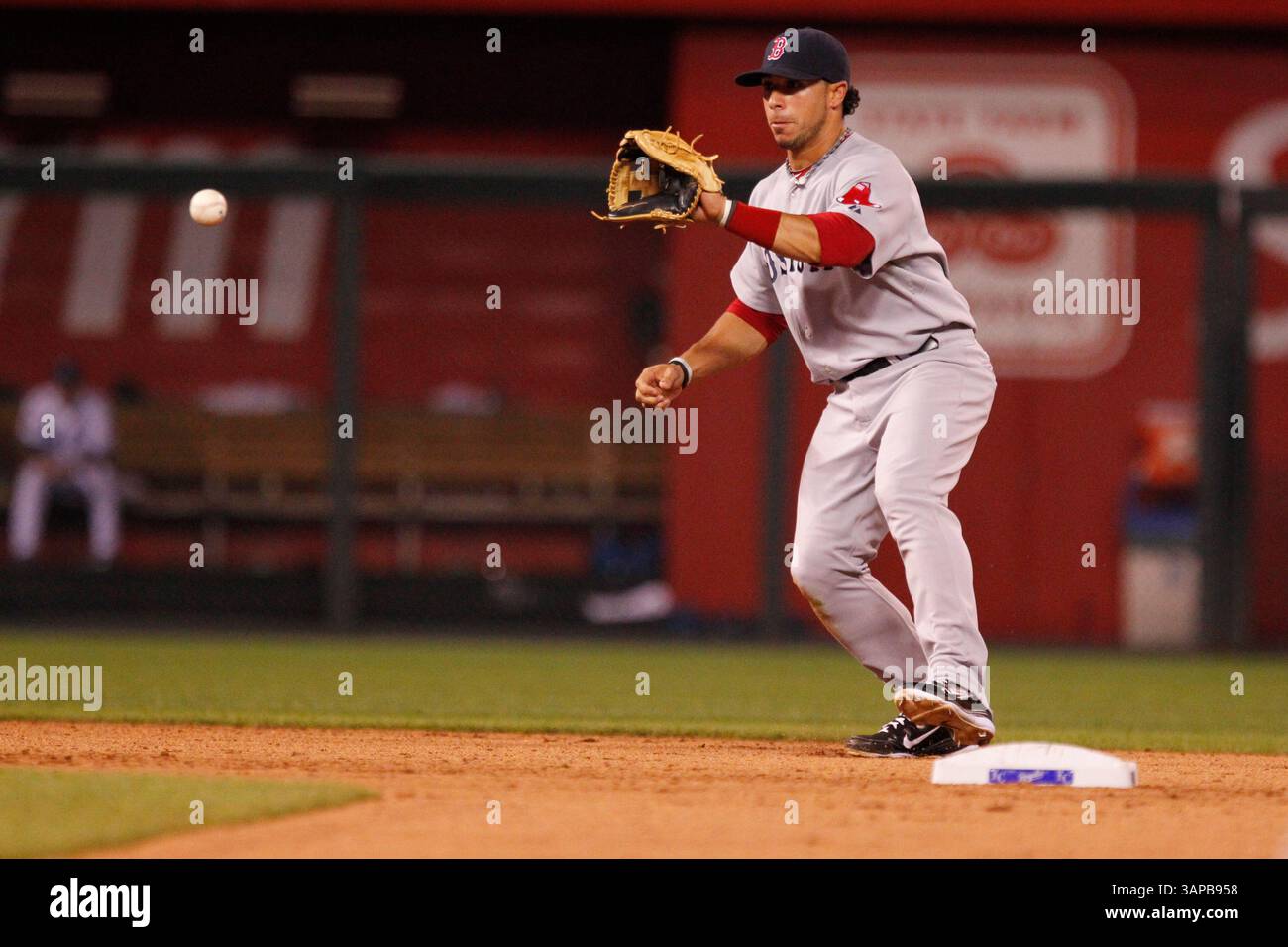 18 agosto 2011: Mike Aviles #3 di Boston in azione durante la partita MLB tra i Boston Red SOX e i Kansas City Royals al Kauffman Stadium di Kansas City MO (Credit Image: © Kyle Rivas/Cal Sport Media/ZUMAPRESS.com) Foto Stock