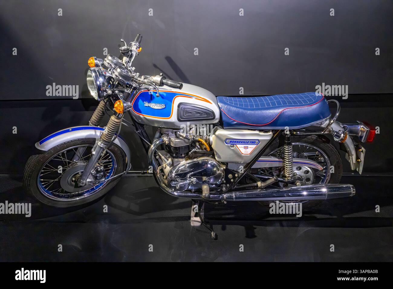 1977 Silver Jubilee Triumph Bonneville 750 Limited Edition in mostra all'Haynes Motor Museum, Yeovil, Somerset, Regno Unito. Foto Stock
