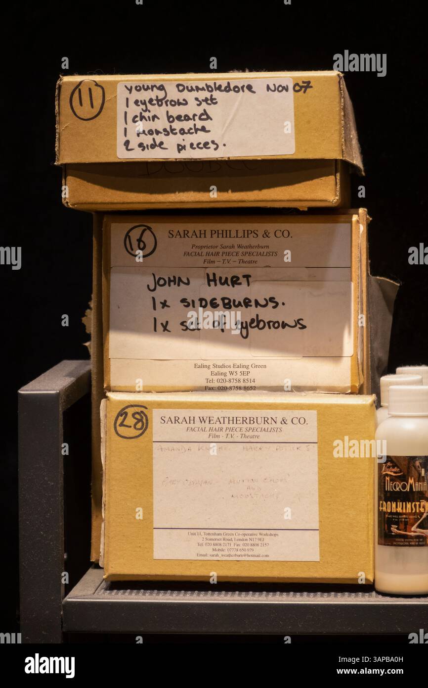 Accessori per il trucco per Young Dumbledore, John Hurt e Gary Oldman. Per i film di Harry Potter al Warner Bros Studio, Londra, Regno Unito. Foto Stock
