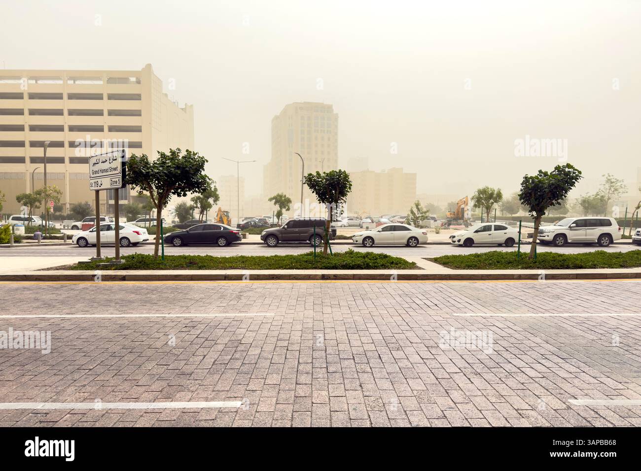 Qatar Bank Street e strade colpite da tempesta di polvere in mezzo a forti venti da nord-ovest Foto Stock