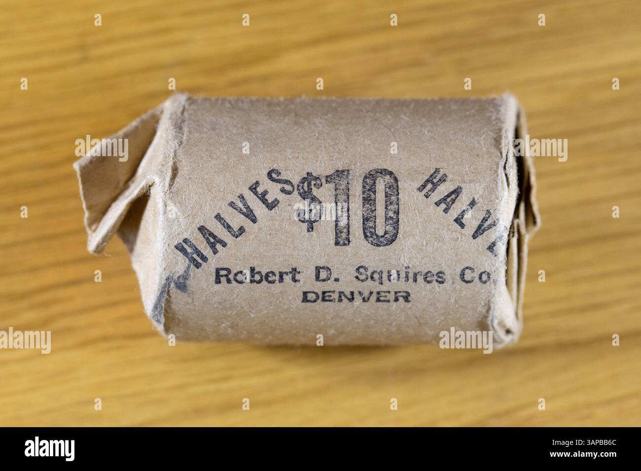 Rotolo di monete da 50 centesimi, mezzo dollaro, per un valore di 10 dollari. Rotolo di carta marrone di Robert D. Squires Co, Denver. Foto Stock