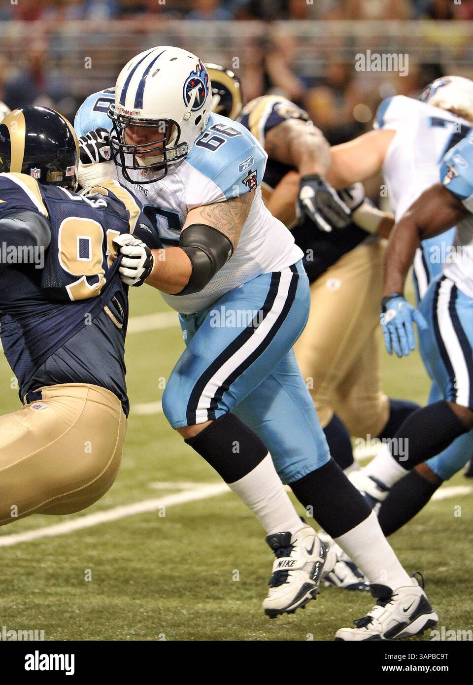 20 agosto 2011: L'offensive tackle dei Tennessee Titans Michael otto n. 66 blocca il defensive end dei St. Louis Rams Chris Long n. 91 durante la partita all'Edwards Jones Dome di St. Louis, Missouri. I Rams sconfissero i Titans 17-16.(Credit Image: © Mark J. Peters/Cal Sport Media/ZUMAPRESS.com) Foto Stock