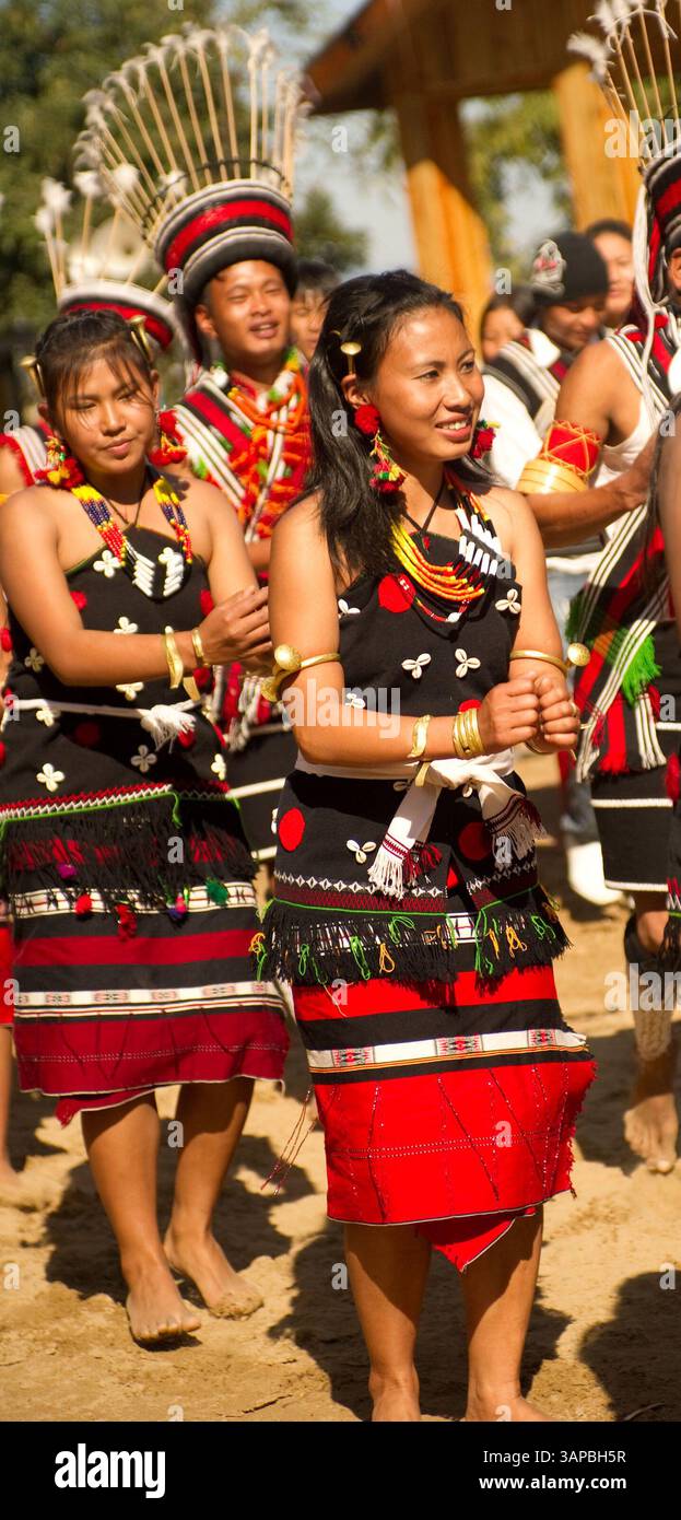 7 dicembre 2010 - Kohima, Nagaland, India - popolazioni di etnia tribale Naga provenienti dalla caccia alla testa e dalle origini cannibali. Durante le feste vengono indossati costumi e gioielli unici. Hornbill festival, Nagaland, India. (Immagine di credito: © Jaina Mishra/ZUMA Press) Foto Stock