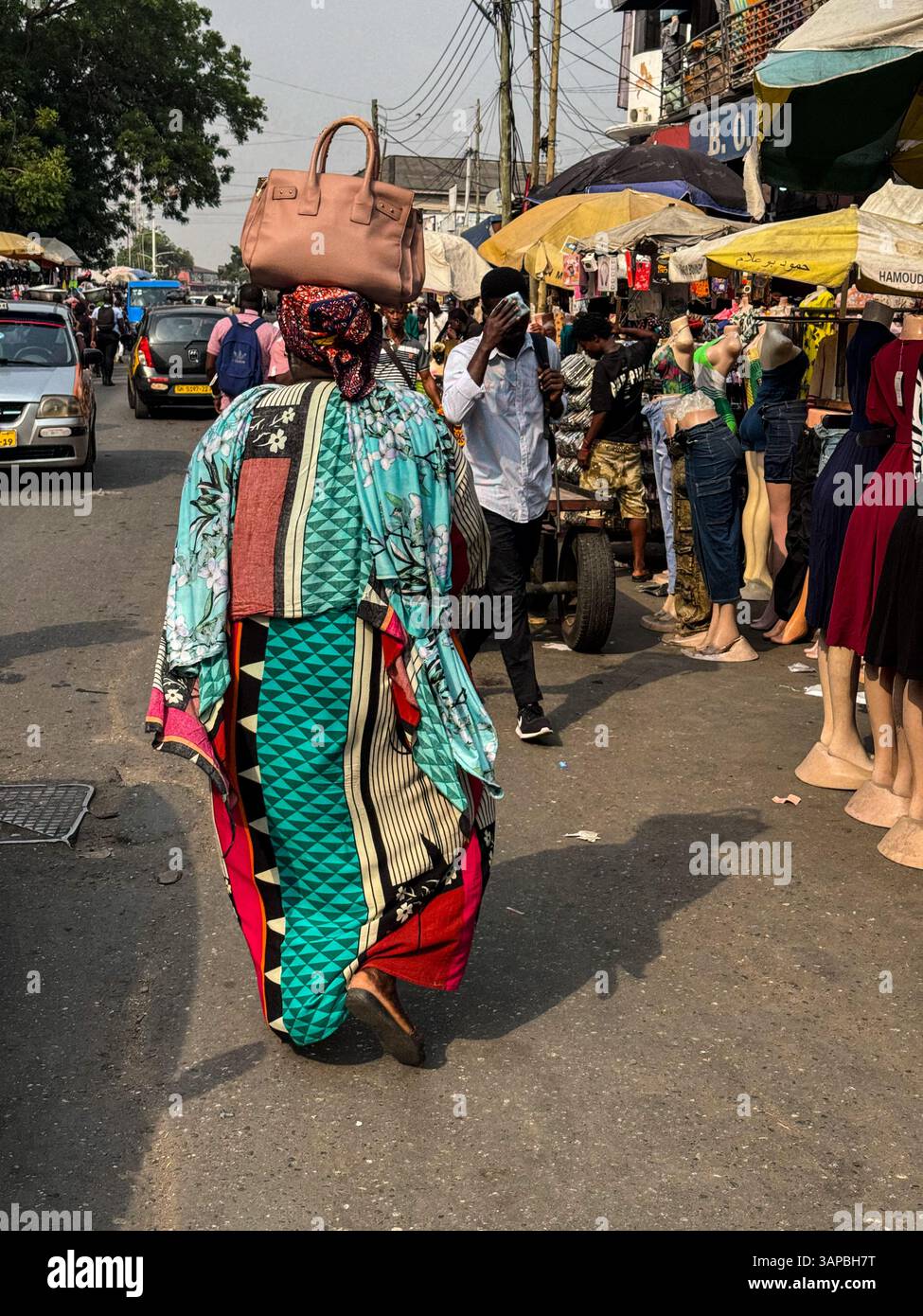 Ghana, Accra. Un modo comodo per trasportare la tua borsa nel mercato Makole. Mantiene le mani libere. Foto Stock