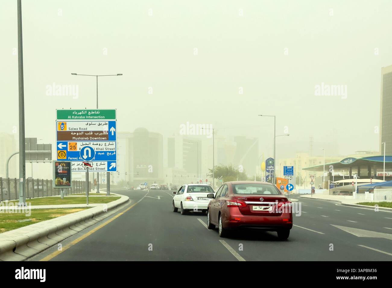 Qatar Bank Street e strade colpite da tempesta di polvere in mezzo a forti venti da nord-ovest Foto Stock
