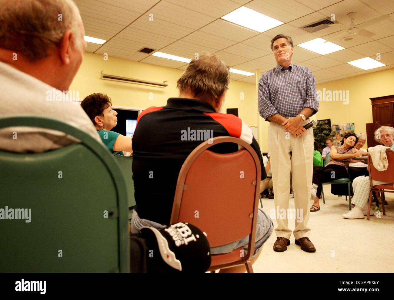 24 agosto 2011 - Libano, NH, USA - il candidato presidenziale repubblicano Mitt Romney si ferma per porre una domanda durante una riunione del municipio presso il Lebanon Senior Center in Lebanon, New Hampshire, mercoledì 24 agosto 2011. (Immagine di credito: © Andy Jacobsohn/MCT/MCT/ZUMAPRESS.com) Foto Stock