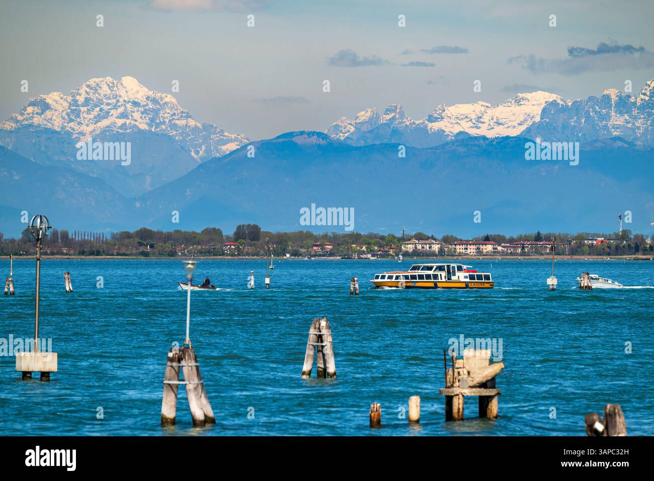 Vista panoramica delle Dolomiti innevate dalla laguna veneta, Venezia, Veneto, Italia Foto Stock