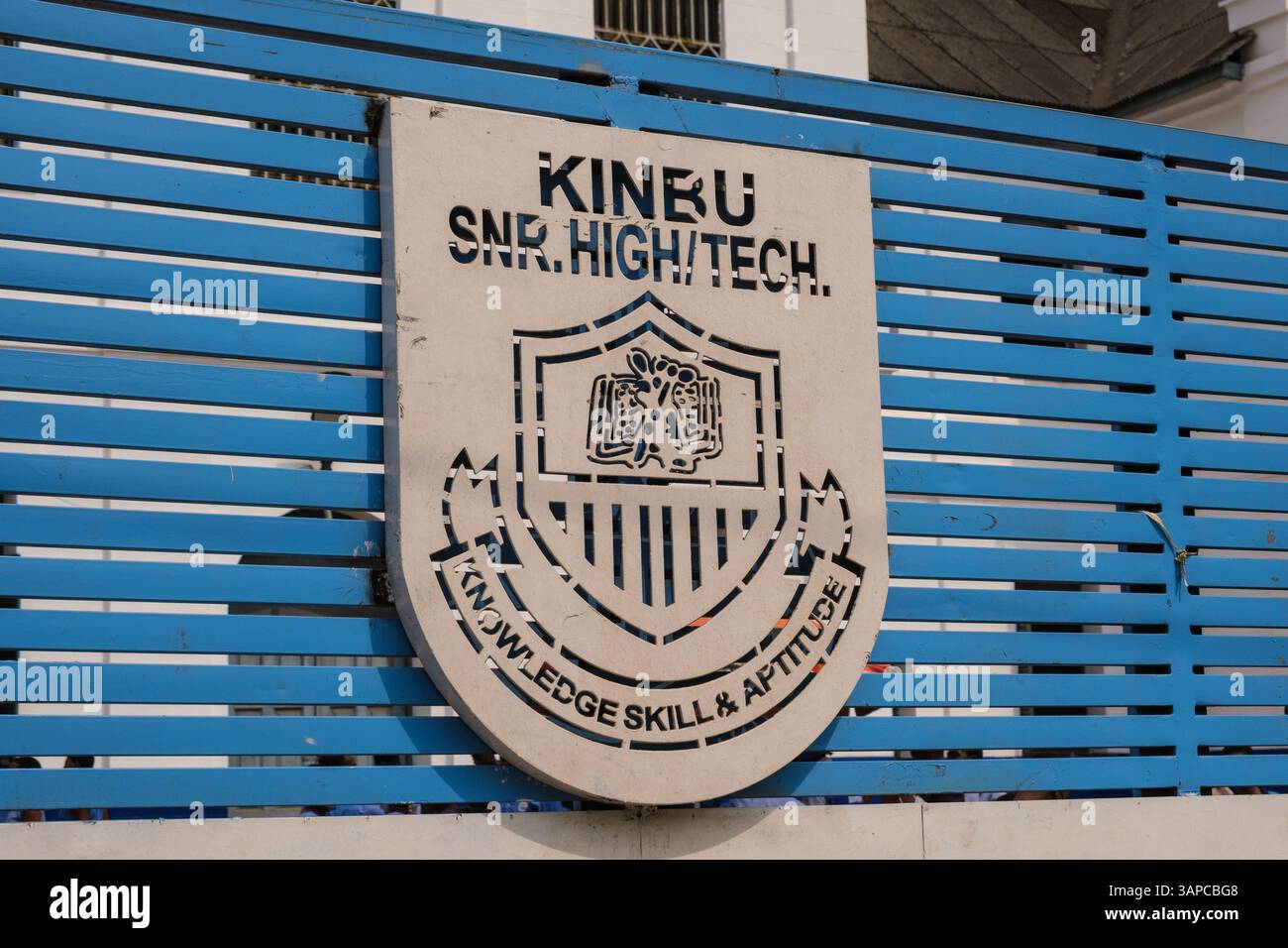 Accra, Ghana. Emblema della scuola secondaria che promuove l'istruzione superiore. Foto Stock