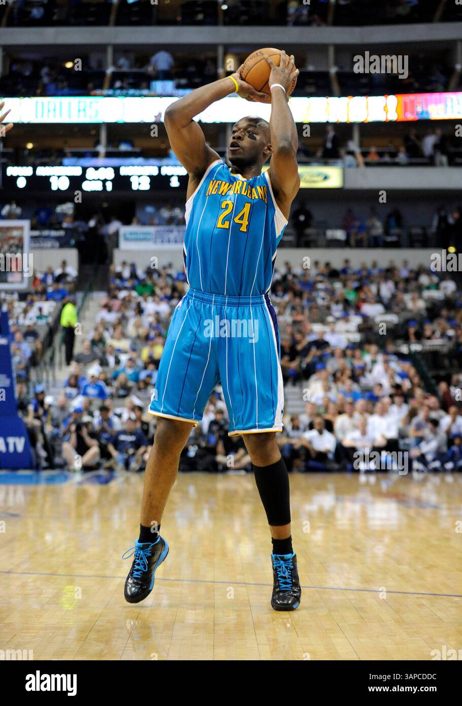 13 aprile 2011: L'attaccante dei New Orleans Hornets Carl Landry #24 fa un salto di qualità durante una partita NBA tra i New Orleans Hornets e i Dallas Mavericks all'American Airlines Center di Dallas, Texas Dallas sconfisse New Orleans 121-89(Credit Image: © Albert pena/Cal Sport Media/ZUMAPRESS.com) Foto Stock