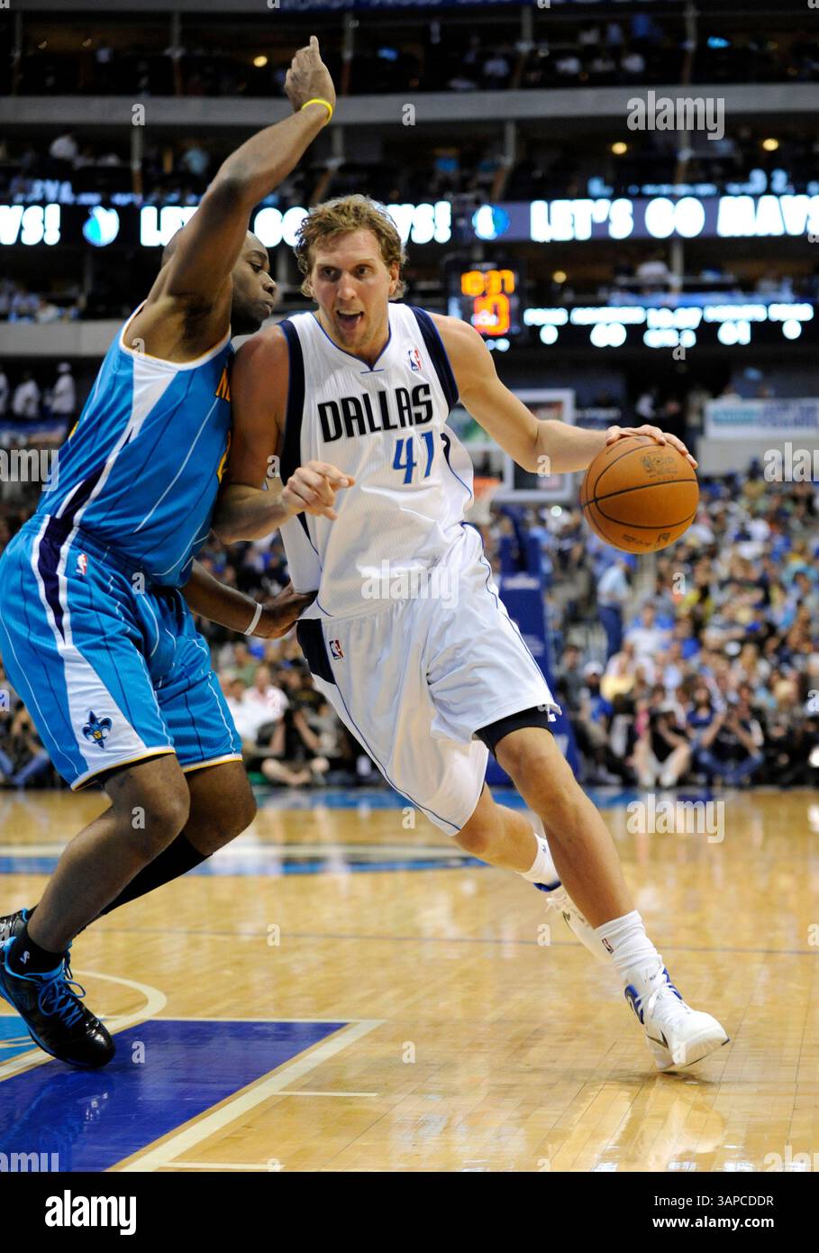 13 aprile 2011: Il power forward dei Dallas Mavericks Dirk Nowitzki #41 che ha terminato con 32 punti drive contro l'attaccante dei New Orleans Hornets Carl Landry #24 durante una partita NBA tra i New Orleans Hornets e i Dallas Mavericks all'American Airlines Center di Dallas, Texas Dallas sconfisse New Orleans 121-89(Credit Image: © Albert pena/Cal Sport Media/ZUMAPRESS.com) Foto Stock