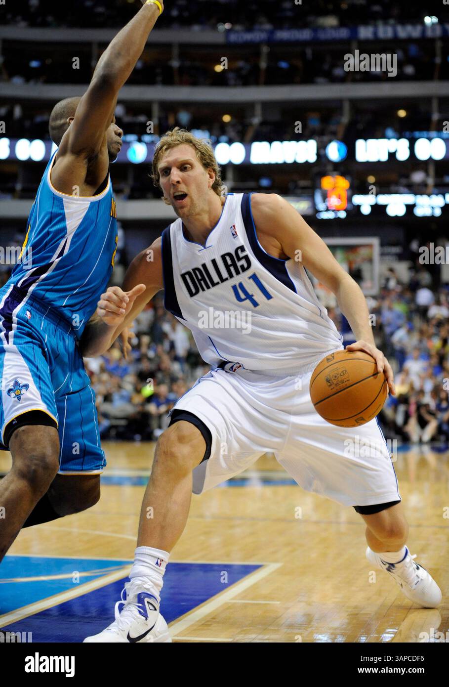 13 aprile 2011: Il power forward dei Dallas Mavericks Dirk Nowitzki #41 che ha terminato con 32 punti drive contro l'attaccante dei New Orleans Hornets Carl Landry #24 durante una partita NBA tra i New Orleans Hornets e i Dallas Mavericks all'American Airlines Center di Dallas, Texas Dallas sconfisse New Orleans 121-89(Credit Image: © Albert pena/Cal Sport Media/ZUMAPRESS.com) Foto Stock