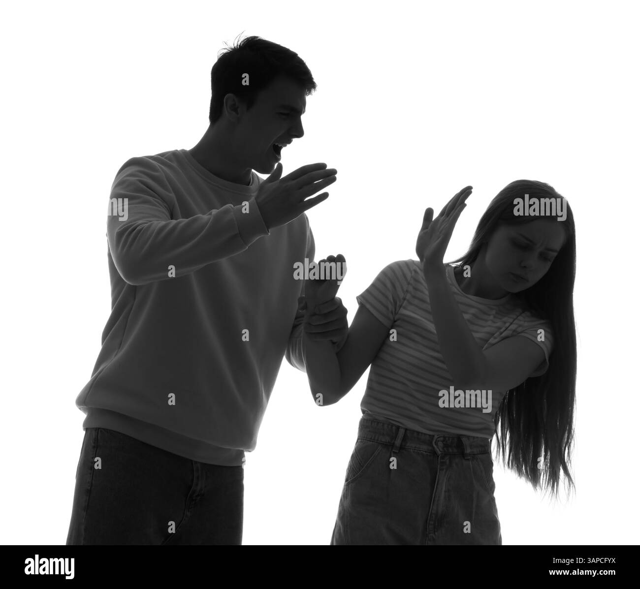 Silhouette di un uomo che picchia sua moglie su sfondo bianco. Concetto di violenza domestica Foto Stock