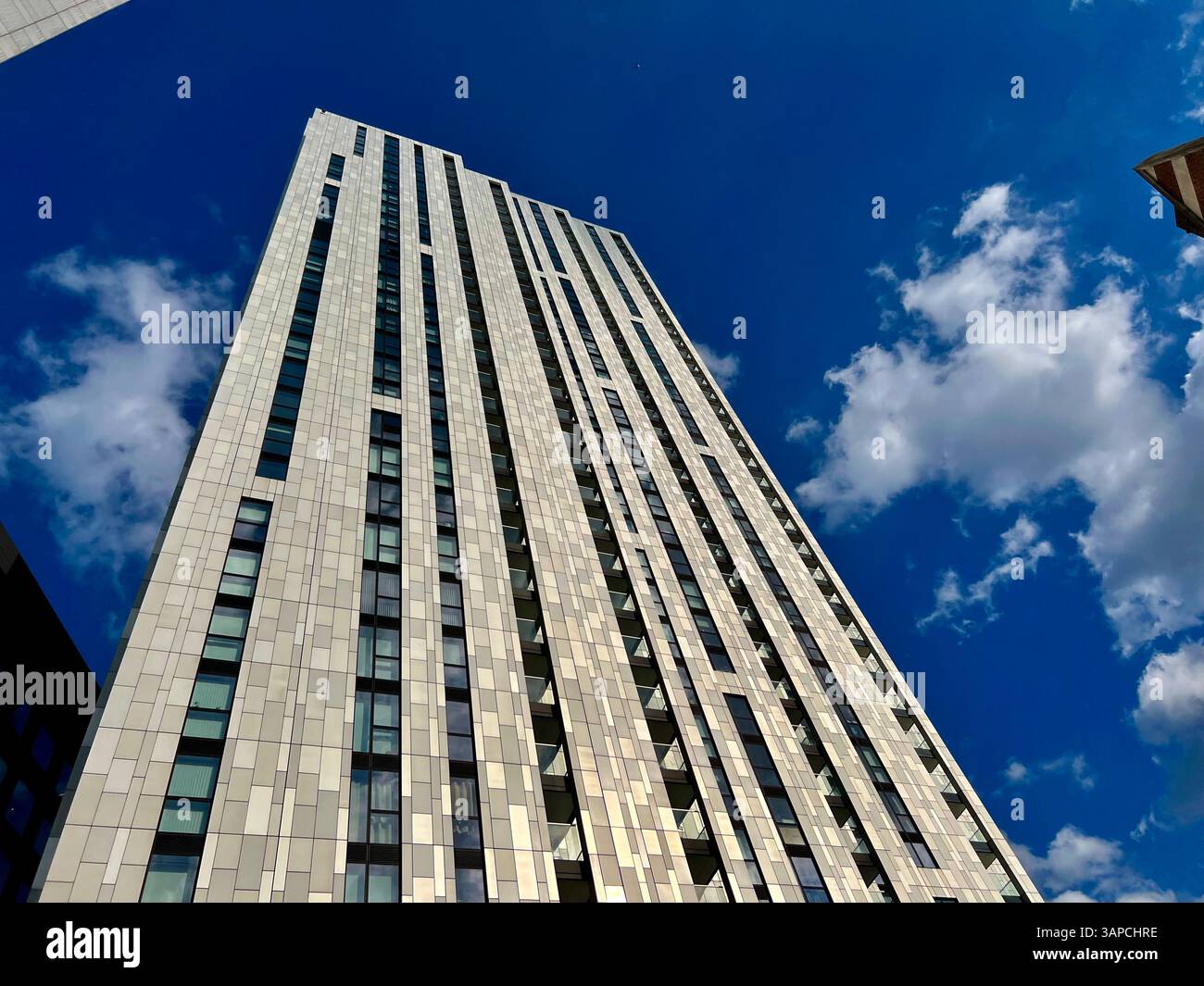 Alti edifici su City Road, City of London, Inghilterra sud-orientale, Regno Unito - Immagine stock catturata con smartphone