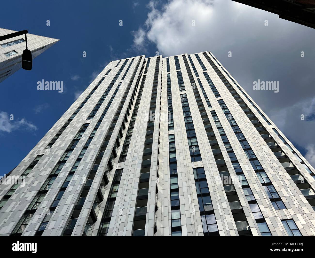 Alti edifici su City Road, City of London, Inghilterra sud-orientale, Regno Unito - Immagine stock catturata con smartphone