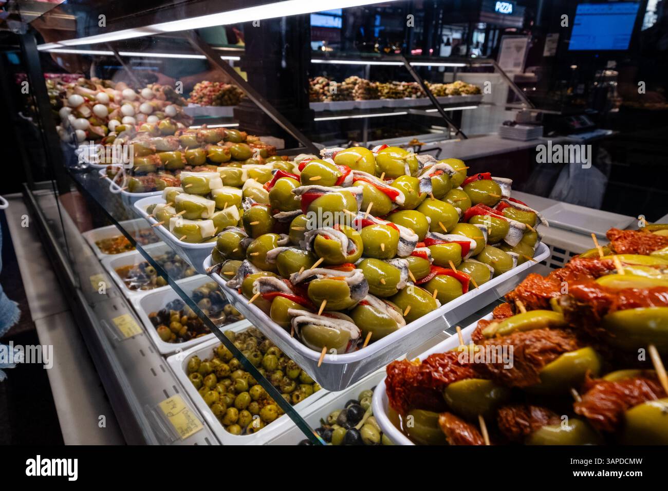 Madrid, Comunidad de Madrid, Spagna. 28 agosto 2022: Olive e peperoni ripieni in mostra in un mercato di Madrid. Foto Stock