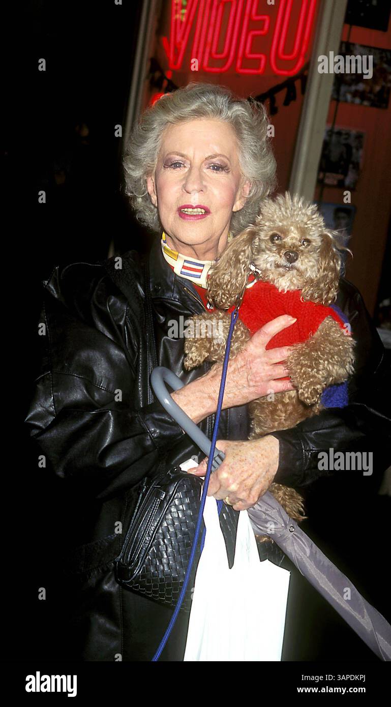 1 gennaio 2011 - New York, New York, Stati Uniti - K4112JBB SD0305.MRS. KLEIN . UTA HAGEN. / 1996.UTAHAGENRETRO(immagine di credito: © John Barrett/Globe Photos/ZUMAPRESS.com) Foto Stock