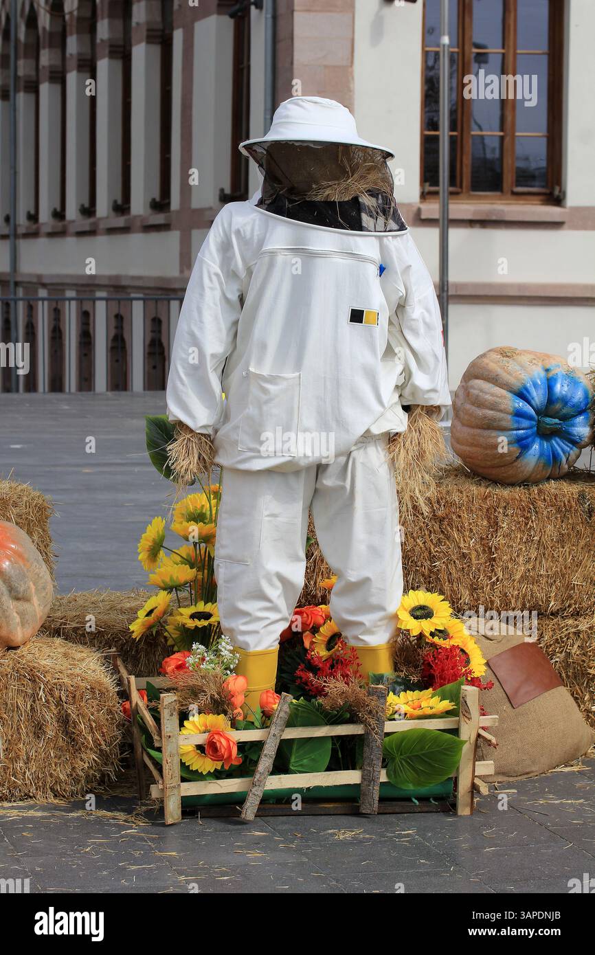 L'abito di un apicoltore è esposto nella zona dei festival agricoli. Abbigliamento utilizzato durante l'apicoltura. Foto Stock