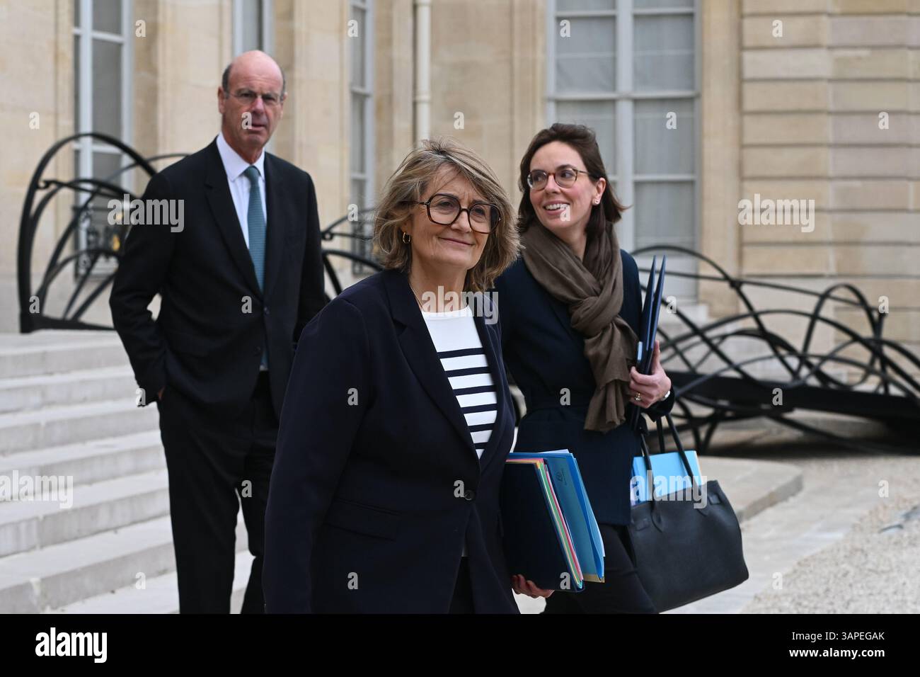Le Ministre de l'Économie, des finances et de la Souveraineté industrielle et numérique, Eric lombard, la Ministre chargée des Comptes publics, Amelie de Montchalin et la porte-parole du Gouvernement, Sophie Primas se dirigent vers le compte rendu du Conseil des Ministre du 16 Avril 2025 - 16/04/2025 - Francia/Ile-de-de-France/Paris Sophie Primas si sta dirigendo verso il rappresentante Foto Stock
