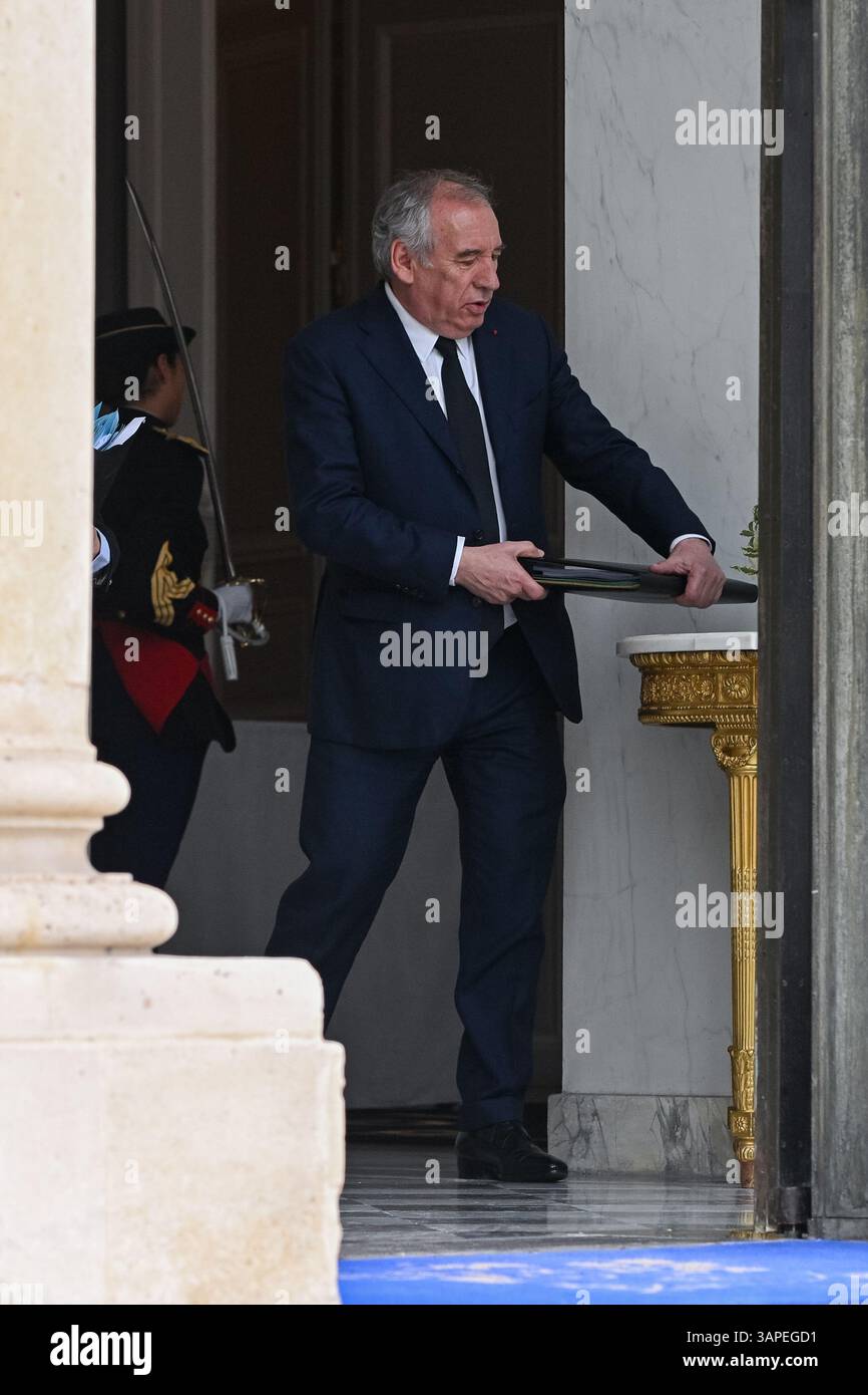 Parigi, Francia. 16 aprile 2025. Le Premier Ministre, Francois Bayrou en sortie du Conseil des Ministre du 16 Avril 2025 - 16/04/2025 - Francia/Ile-de-France/Parigi - Julien Mattia/le Pictorium/primo ministro Francois Bayrou che lascia il Consiglio dei ministri il 16 aprile 2025 - 16/04/2025 - Francia/Ile-de-France (regione)/Parigi - Julien Mattia/le Pictorium credito: Le PICTORM/Alamy News Live/Alamy Foto Stock