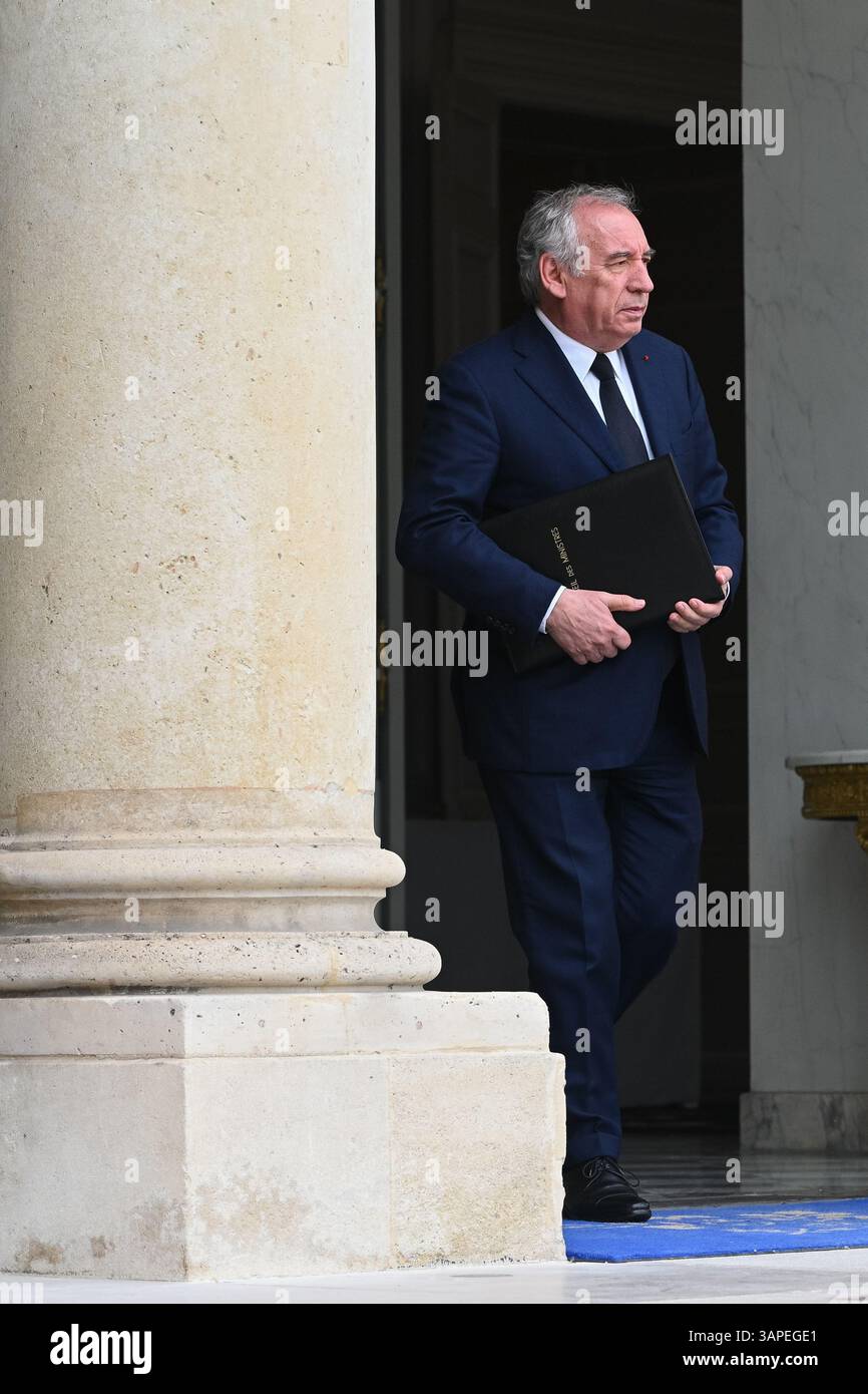 Parigi, Francia. 16 aprile 2025. Le Premier Ministre, Francois Bayrou en sortie du Conseil des Ministre du 16 Avril 2025 - 16/04/2025 - Francia/Ile-de-France/Parigi - Julien Mattia/le Pictorium/primo ministro Francois Bayrou che lascia il Consiglio dei ministri il 16 aprile 2025 - 16/04/2025 - Francia/Ile-de-France (regione)/Parigi - Julien Mattia/le Pictorium credito: Le PICTORM/Alamy News Live/Alamy Foto Stock