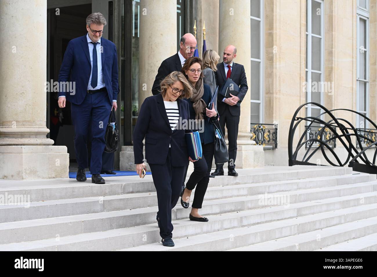 Le Ministre de l'Économie, des finances et de la Souveraineté industrielle et numérique, Eric lombard, la Ministre chargée des Comptes publics, Amelie de Montchalin et la porte-parole du Gouvernement, Sophie Primas se dirigent vers le compte rendu du Conseil des Ministre du 16 Avril 2025 - 16/04/2025 - Francia/Ile-de-de-France/Paris Sophie Primas si sta dirigendo verso il rappresentante Foto Stock