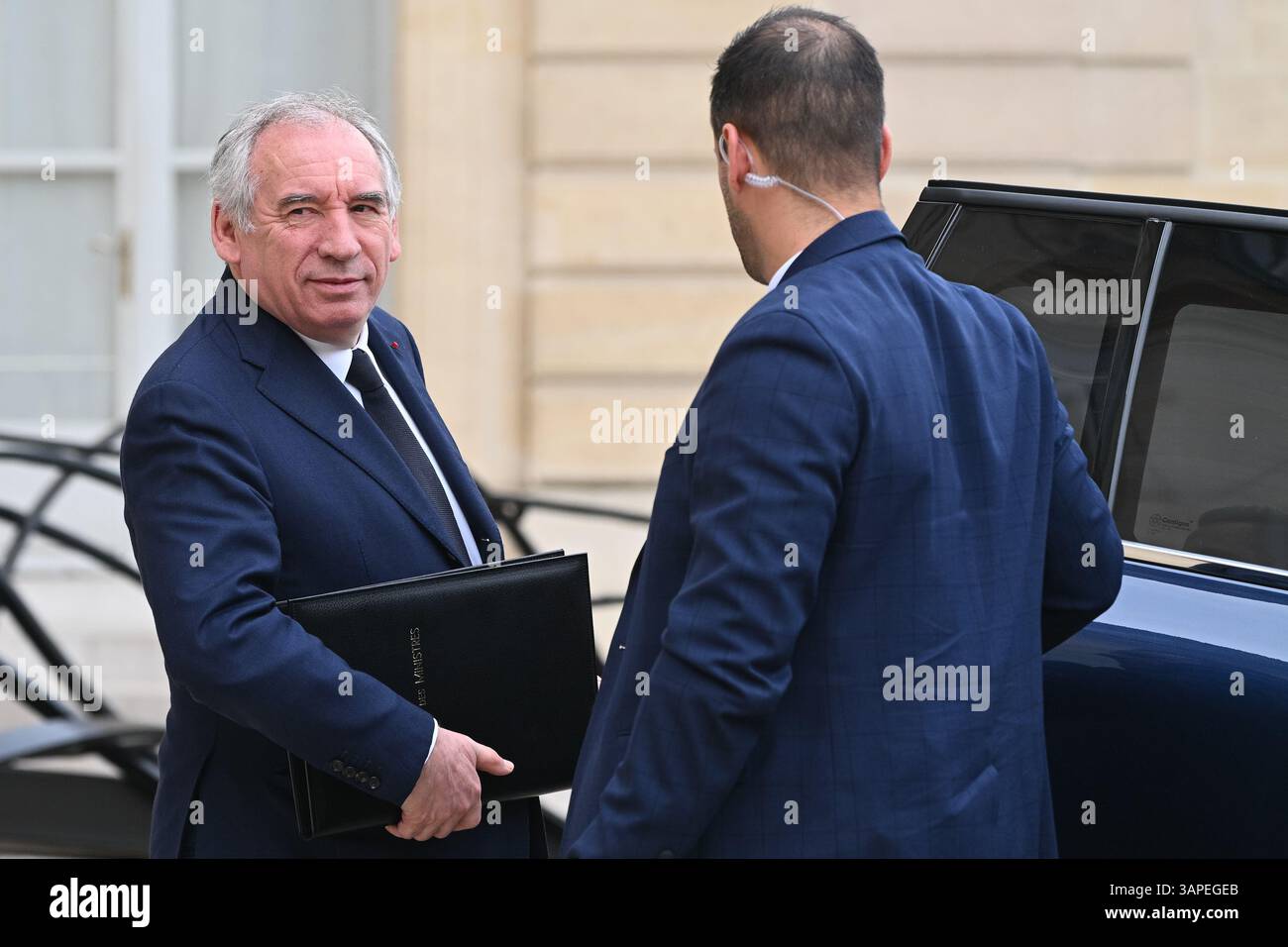 Parigi, Francia. 16 aprile 2025. Le Premier Ministre, Francois Bayrou en sortie du Conseil des Ministre du 16 Avril 2025 - 16/04/2025 - Francia/Ile-de-France/Parigi - Julien Mattia/le Pictorium/primo ministro Francois Bayrou che lascia il Consiglio dei ministri il 16 aprile 2025 - 16/04/2025 - Francia/Ile-de-France (regione)/Parigi - Julien Mattia/le Pictorium credito: Le PICTORM/Alamy News Live/Alamy Foto Stock