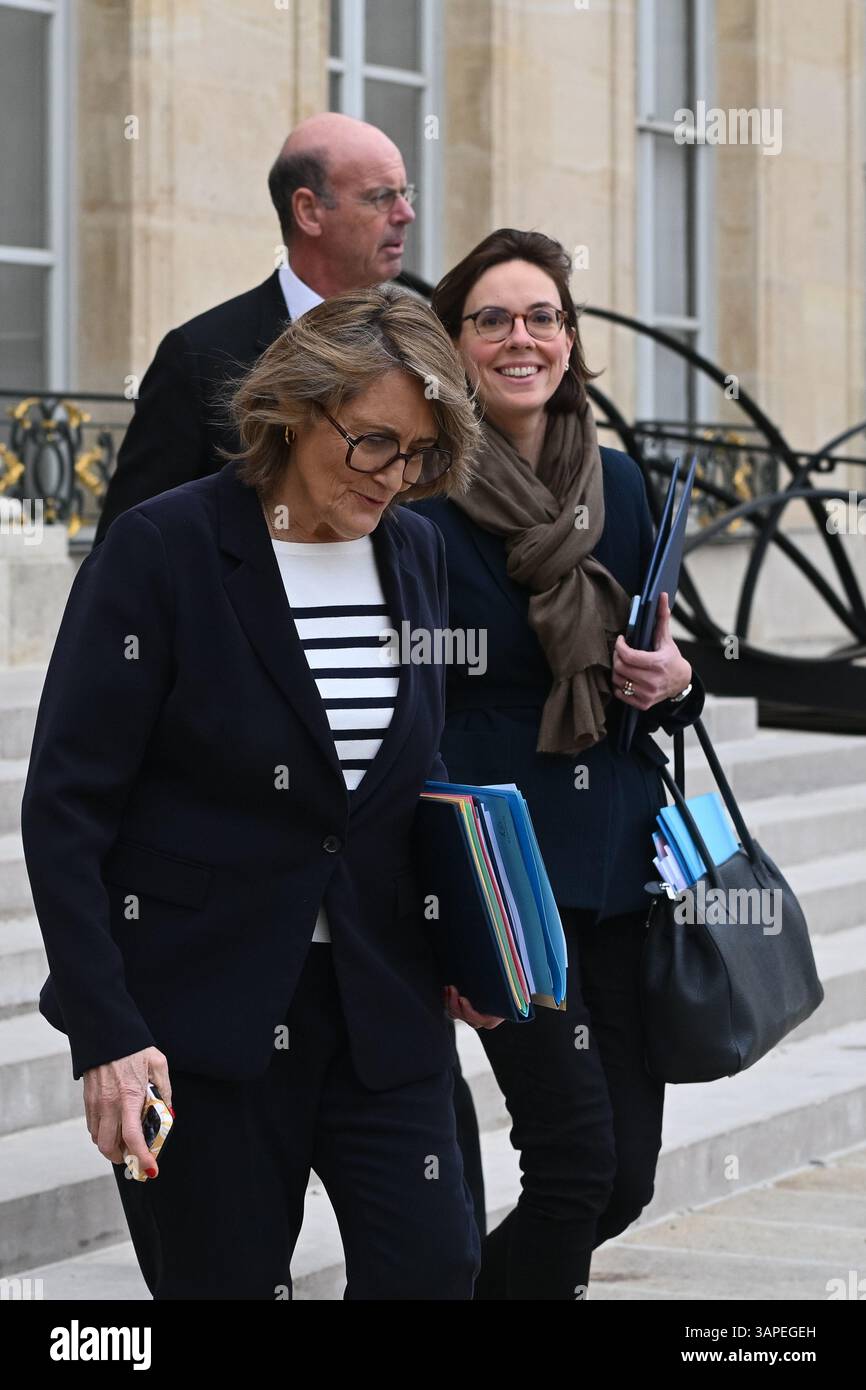 Le Ministre de l'Économie, des finances et de la Souveraineté industrielle et numérique, Eric lombard, la Ministre chargée des Comptes publics, Amelie de Montchalin et la porte-parole du Gouvernement, Sophie Primas se dirigent vers le compte rendu du Conseil des Ministre du 16 Avril 2025 - 16/04/2025 - Francia/Ile-de-de-France/Paris Sophie Primas si sta dirigendo verso il rappresentante Foto Stock