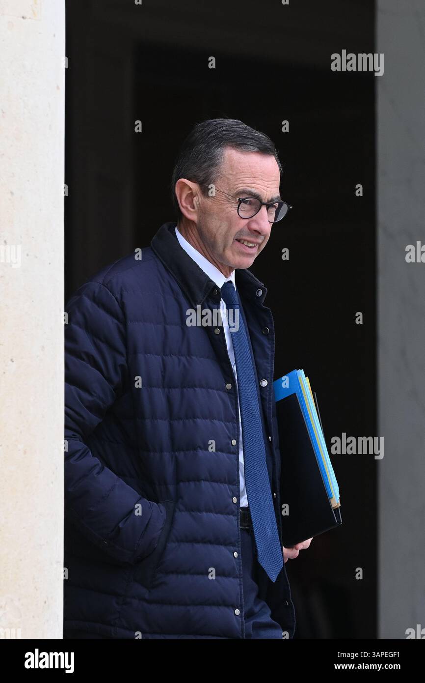 Parigi, Francia. 16 aprile 2025. Le Ministre de l'intérieur, Bruno Retailleau en sortie du Conseil des Ministre du 16 Avril 2025 - 16/04/2025 - Francia/Ile-de-France/Parigi - Julien Mattia/le Pictorium/Ministro dell'interno Bruno Retailleau che lascia il Consiglio dei ministri il 16 aprile 2025 - 16/04/2025 - Francia/Ile-de-France (regione)/Parigi - Julien Mattia/LE Pictorium/LE Pictorium Live/LE Altorium Foto Stock