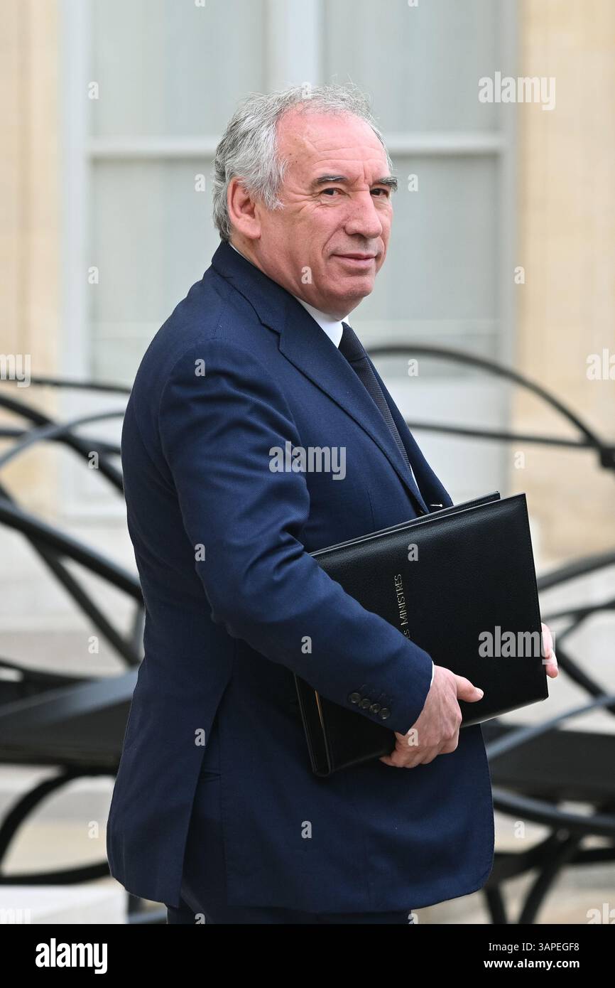 Parigi, Francia. 16 aprile 2025. Le Premier Ministre, Francois Bayrou en sortie du Conseil des Ministre du 16 Avril 2025 - 16/04/2025 - Francia/Ile-de-France/Parigi - Julien Mattia/le Pictorium/primo ministro Francois Bayrou che lascia il Consiglio dei ministri il 16 aprile 2025 - 16/04/2025 - Francia/Ile-de-France (regione)/Parigi - Julien Mattia/le Pictorium credito: Le PICTORM/Alamy News Live/Alamy Foto Stock